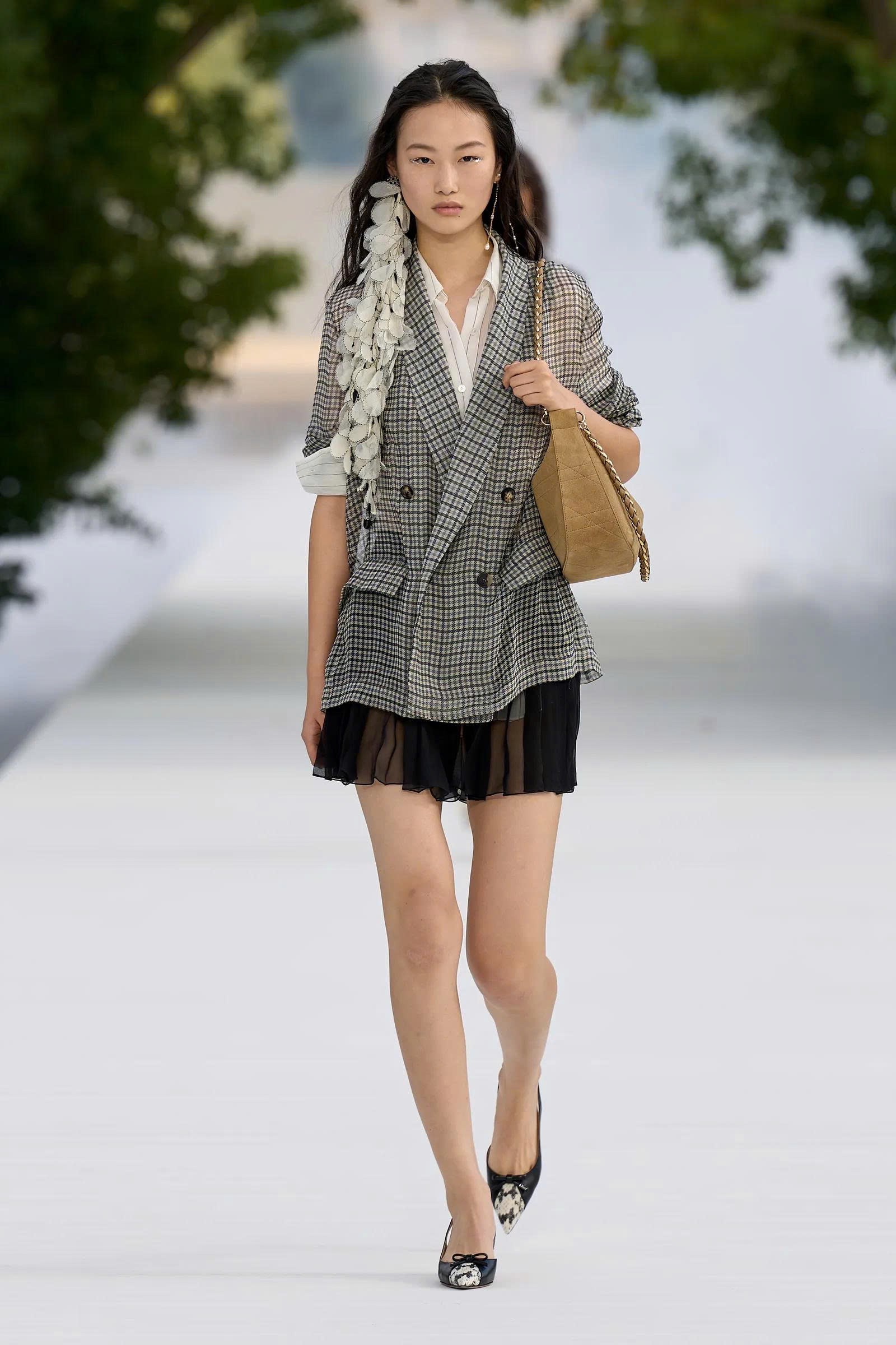 Hinh anh Dior Women's Spring/Summer 2027: Tìm thấy vẻ đẹp trong những bất toàn của tự nhiên 12