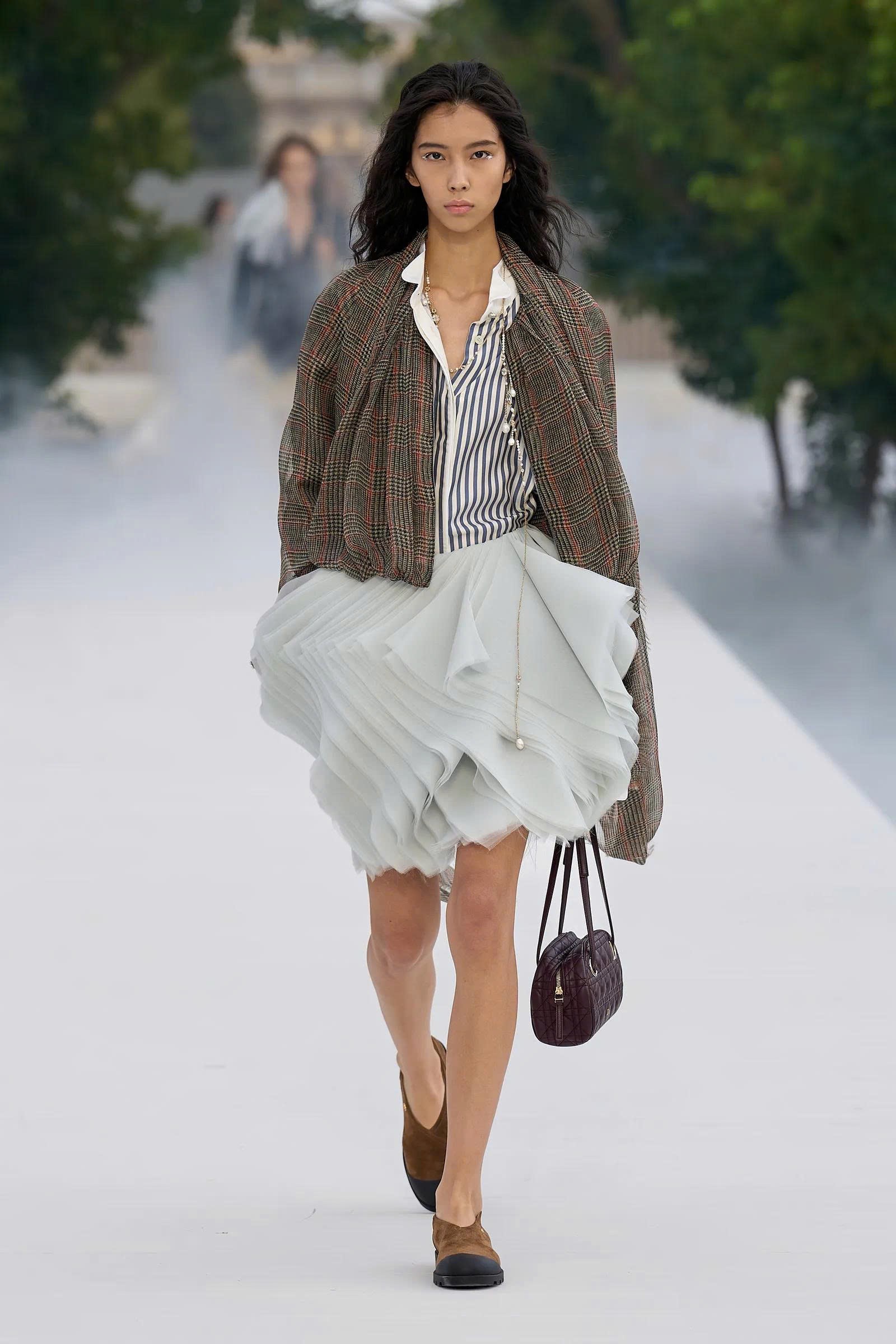 Hinh anh Dior Women's Spring/Summer 2027: Tìm thấy vẻ đẹp trong những bất toàn của tự nhiên 38