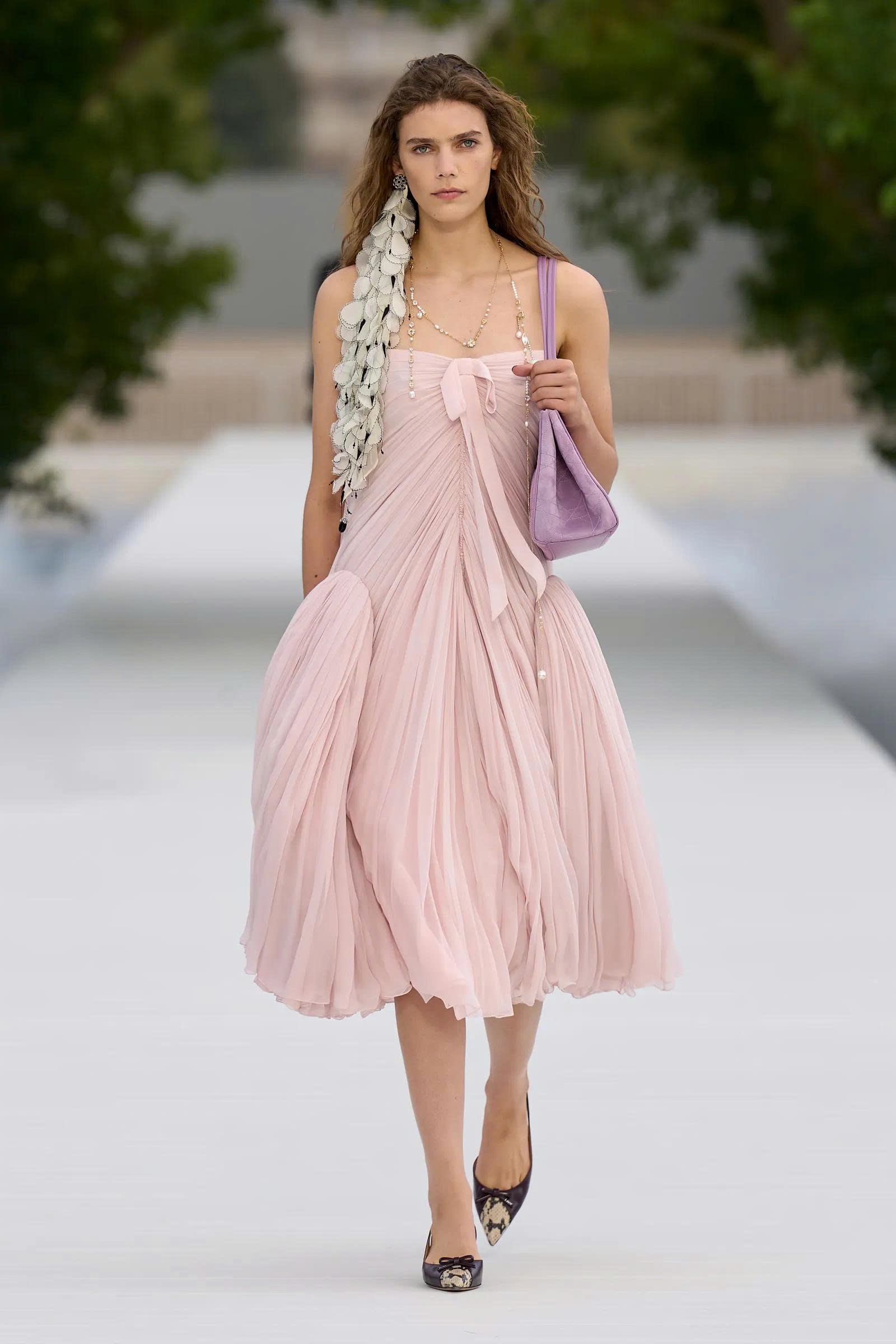 Hinh anh Phụ kiện Dior Xuân Hè 2027: Vườn địa đàng bên bờ vai và những bước chân thắt nơ 26
