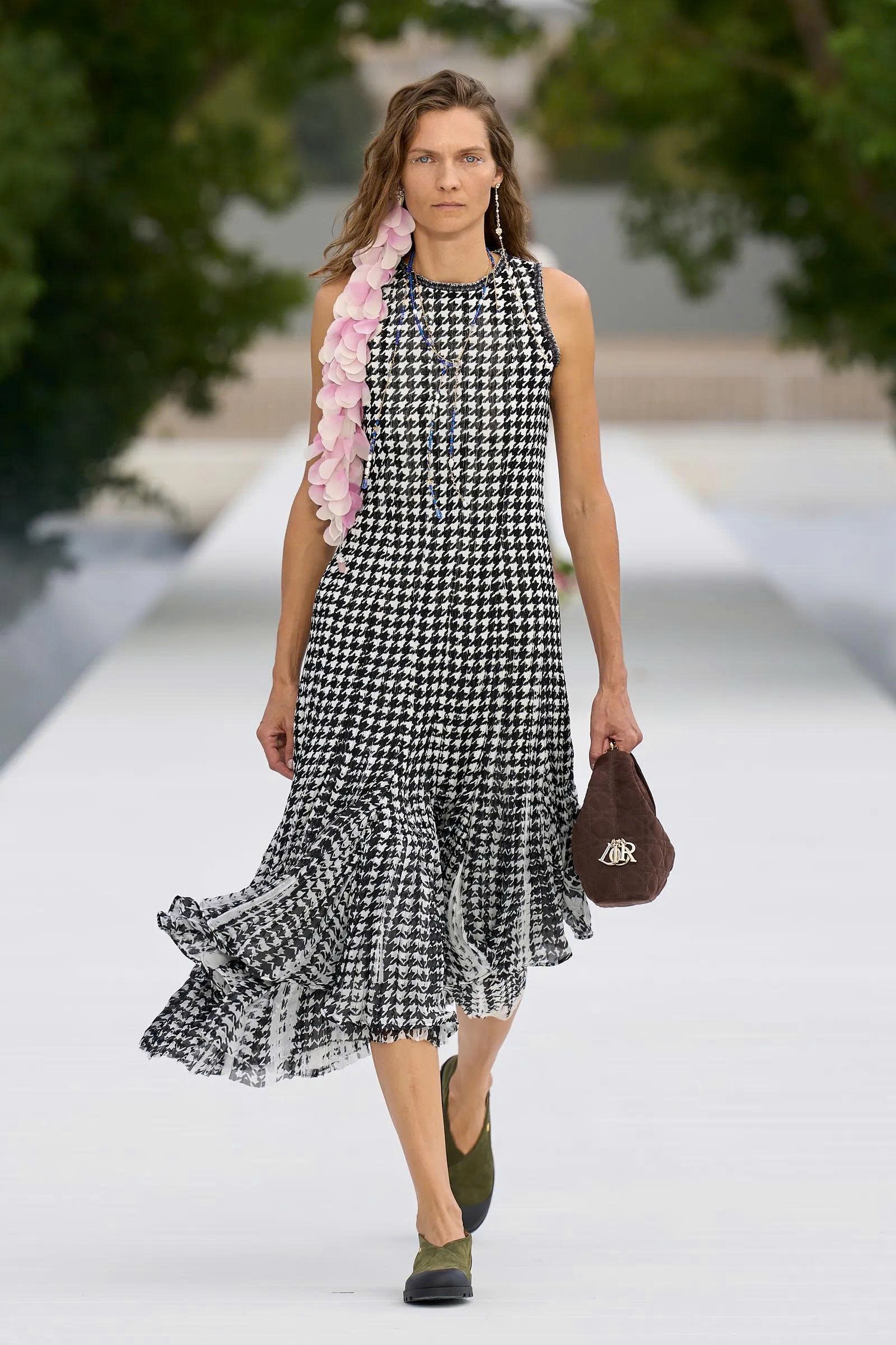 Hinh anh Dior Women's Spring/Summer 2027: Tìm thấy vẻ đẹp trong những bất toàn của tự nhiên 25