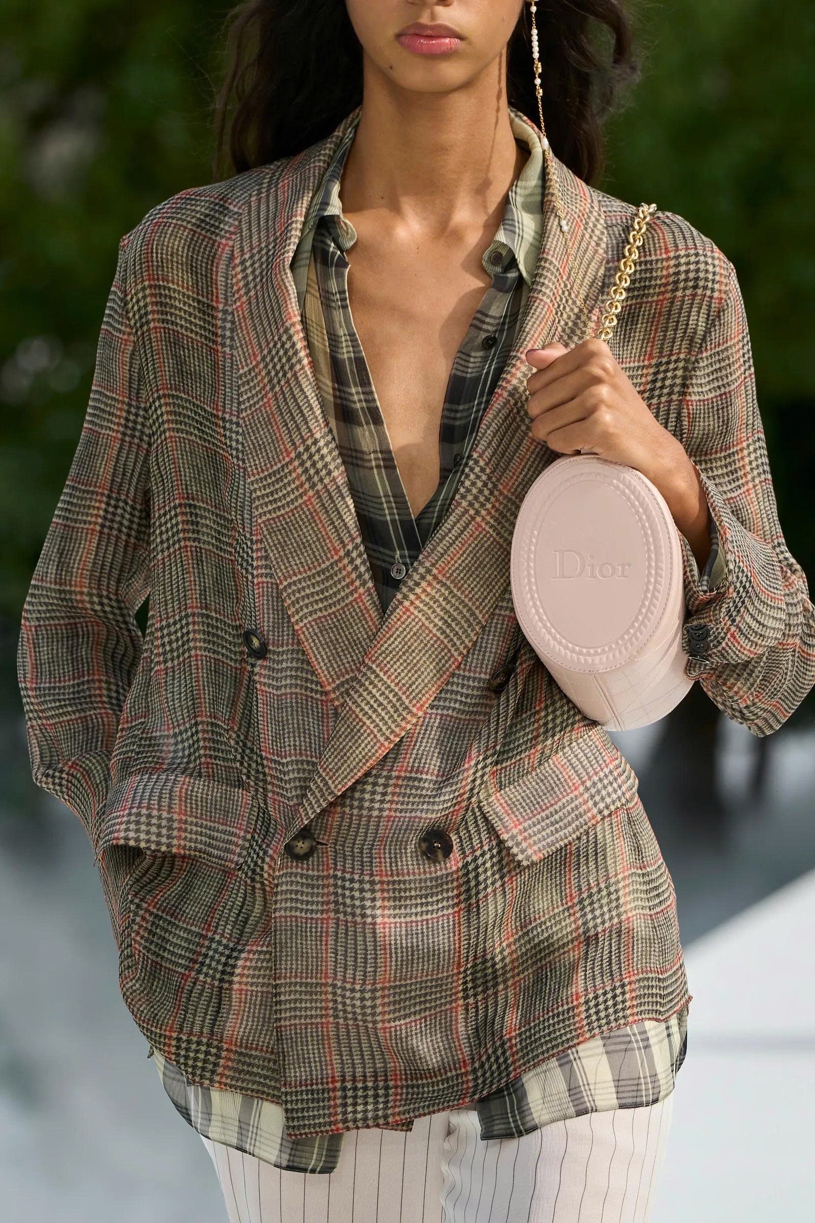 Hinh anh Dior Women's Spring/Summer 2027: Tìm thấy vẻ đẹp trong những bất toàn của tự nhiên 54