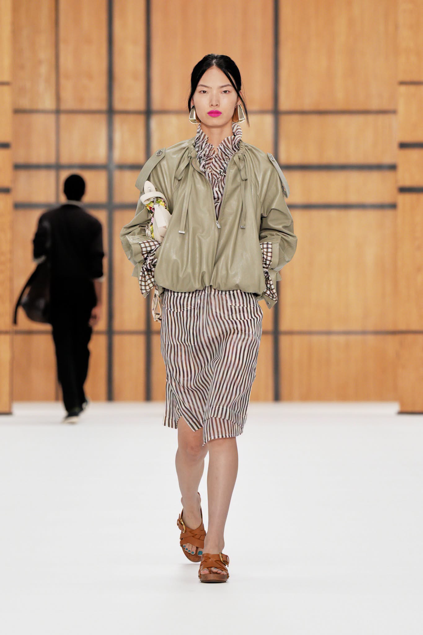 Hinh anh Burberry Xuân Hè 2027: Lắng nghe nhịp đập mùa hè nước Anh đầy thi vị 10