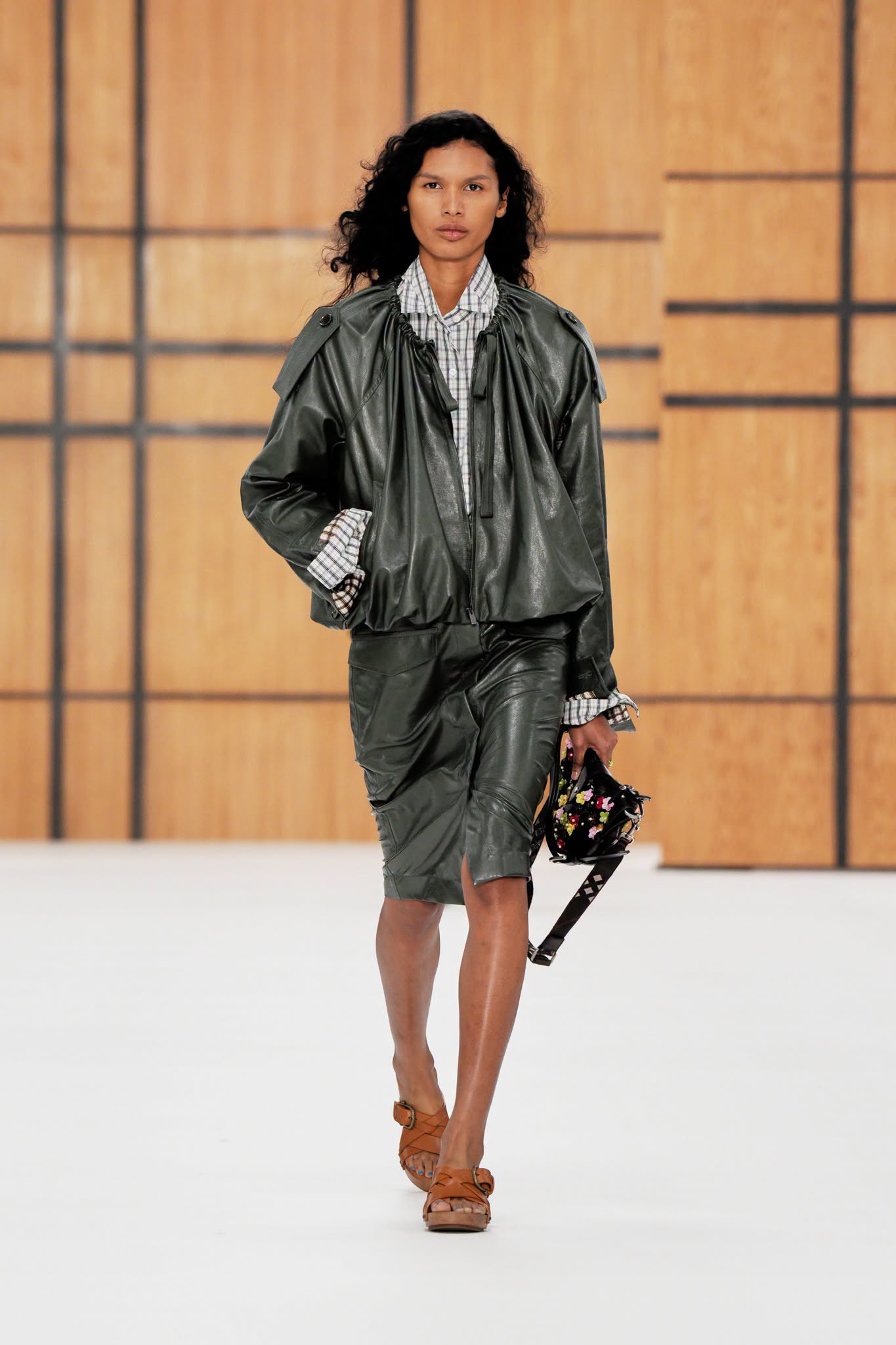Hinh anh Burberry Xuân Hè 2027: Lắng nghe nhịp đập mùa hè nước Anh đầy thi vị 13