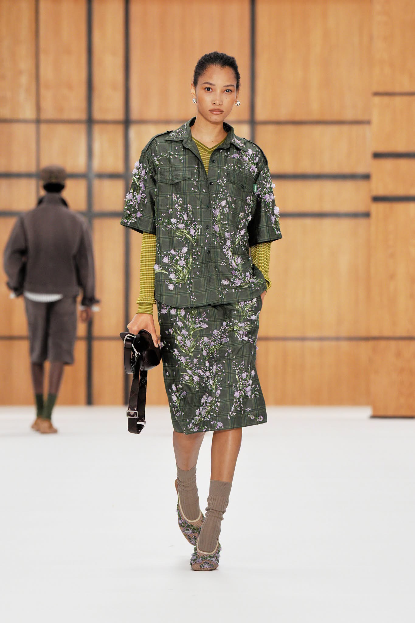 Hinh anh Burberry Xuân Hè 2027: Lắng nghe nhịp đập mùa hè nước Anh đầy thi vị 5