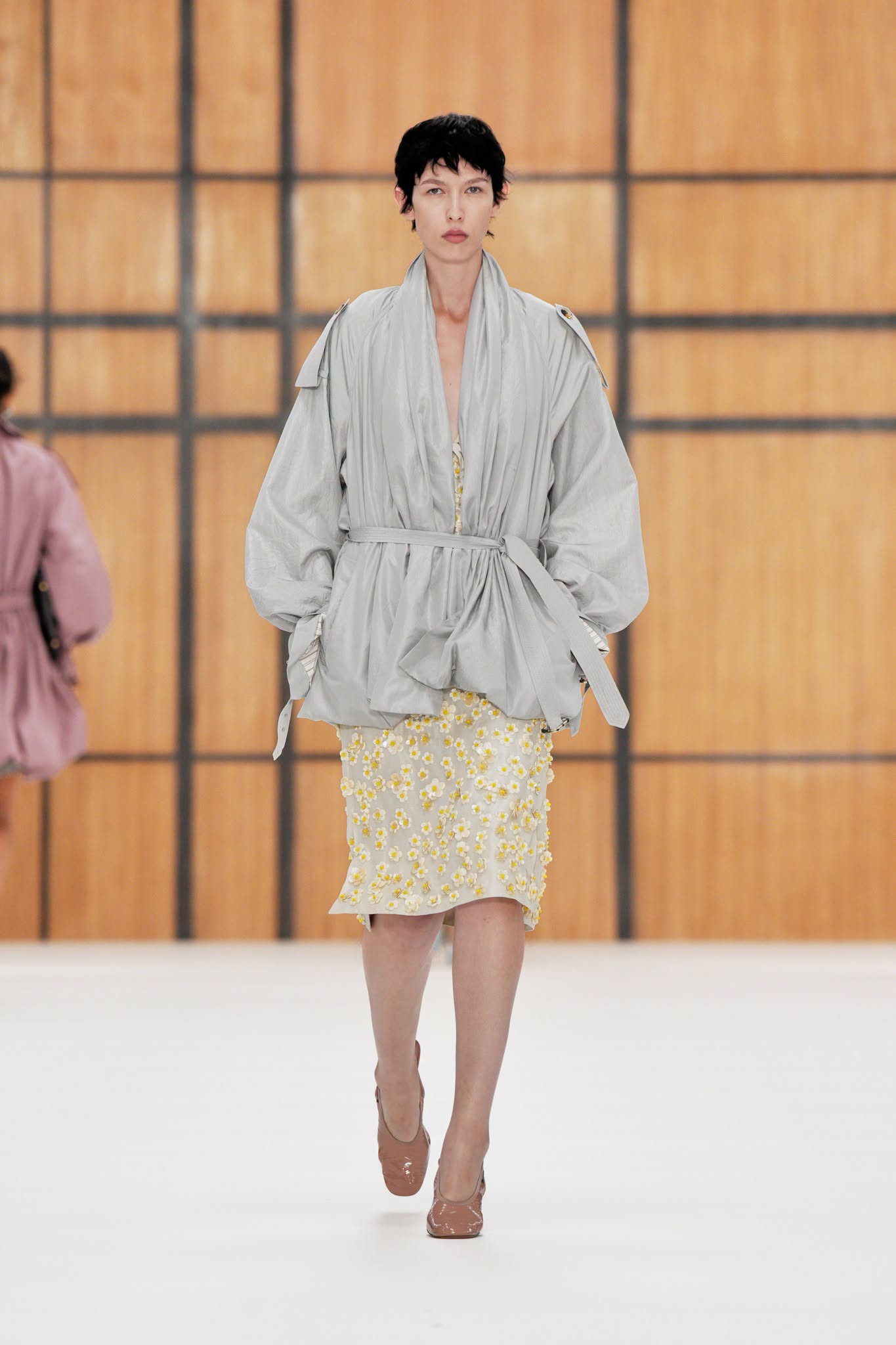 Hinh anh Burberry Xuân Hè 2027: Lắng nghe nhịp đập mùa hè nước Anh đầy thi vị 16