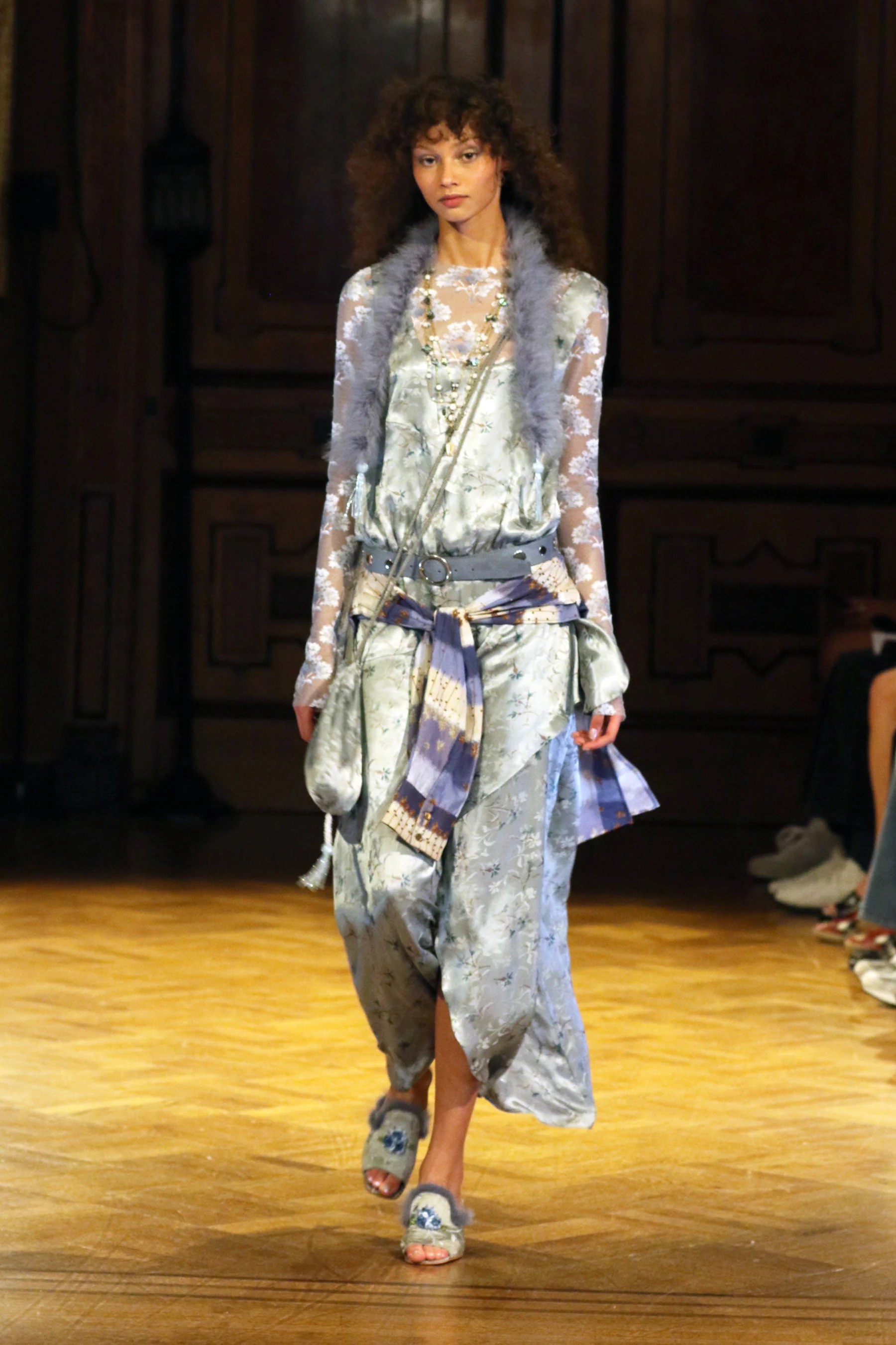 Hinh anh Xu hướng Phụ kiện NYFW Xuân Hè 2027: Lời khai từ với chủ nghĩa tối giản 7