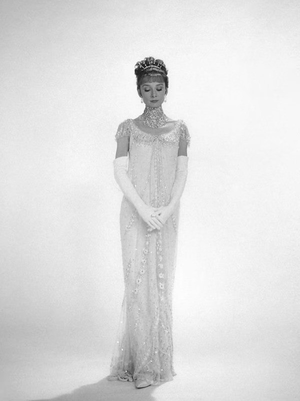 Hinh anh 4 lần Audrey Hepburn diện váy cưới và dạ hội làm nên “huyền thoại” 12