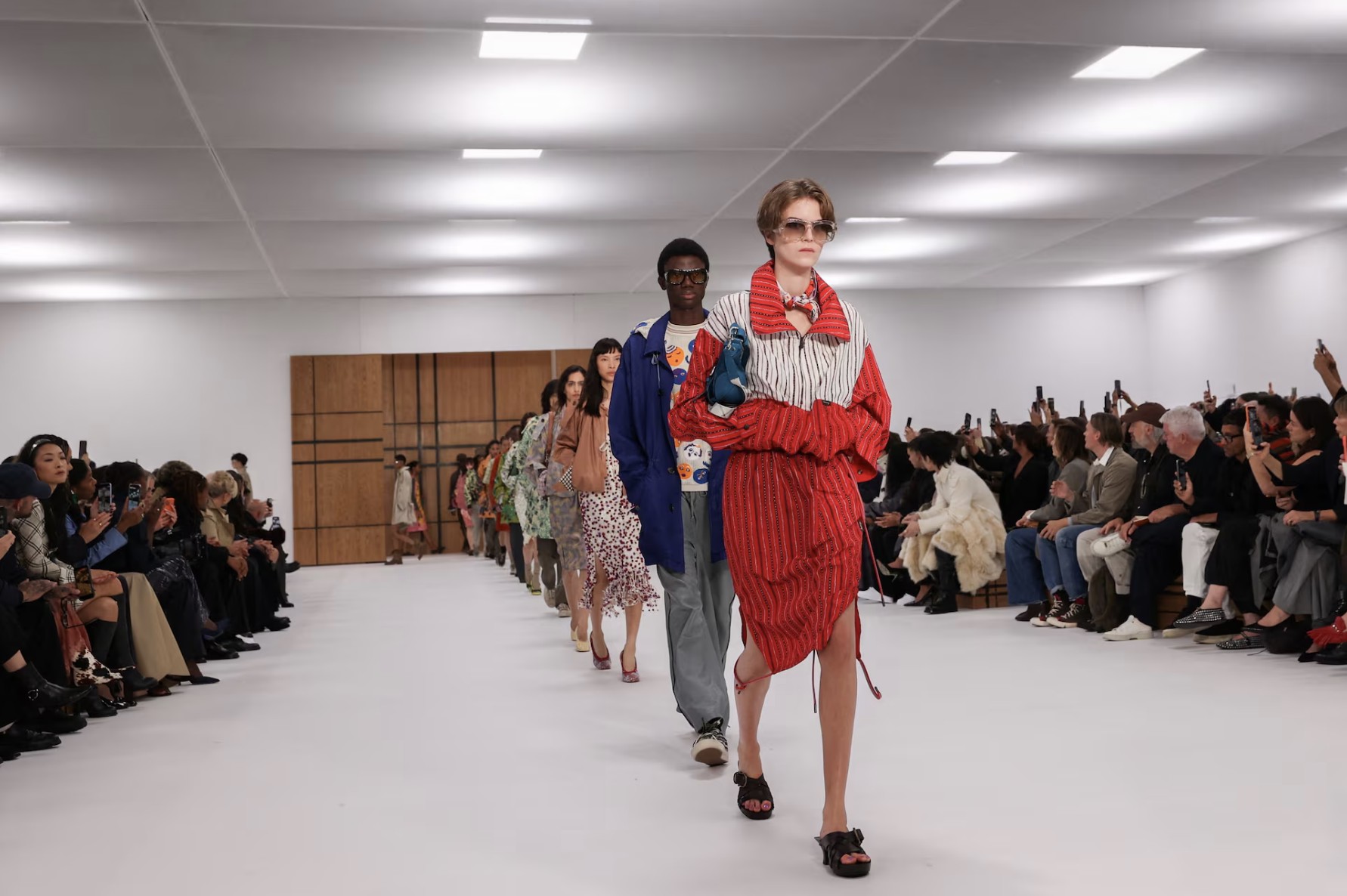 Hinh anh Burberry Xuân Hè 2027: Lắng nghe nhịp đập mùa hè nước Anh đầy thi vị 2