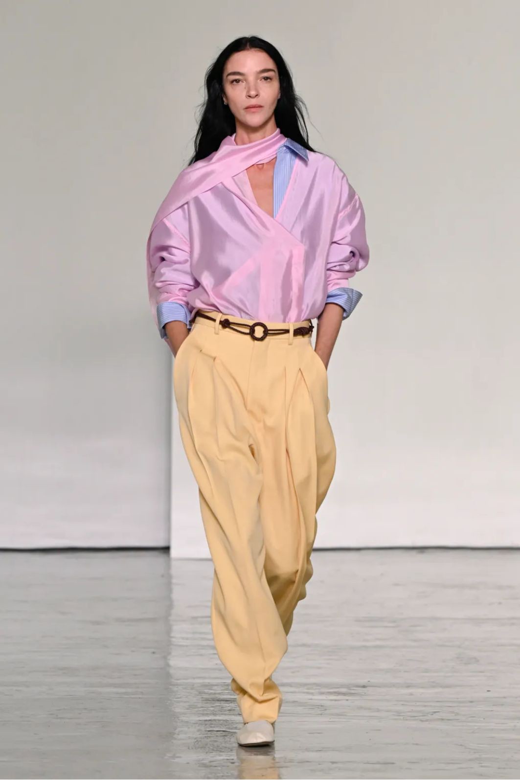 Hinh anh Bottega Veneta Xuân Hè 2027: Khúc giao mùa và lời tự tình của kỹ nghệ thủ công 18