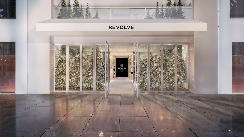 Hinh anh Hậu chia tay Versace, Donatella bắt tay với đế chế bán lẻ Revolve 4