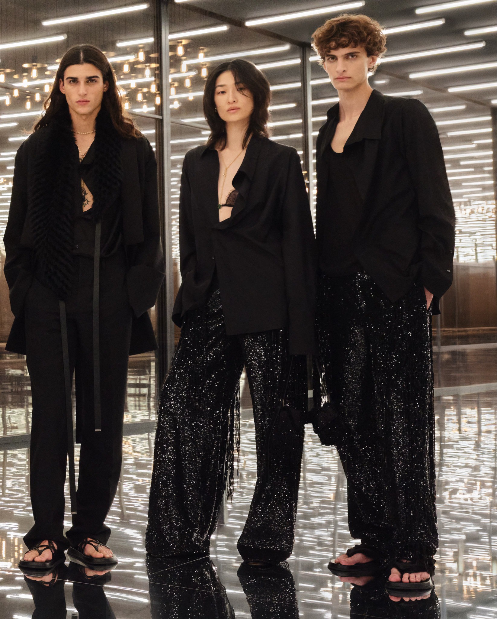 Hinh anh Fendi Xuân Hè 2027: Lạc bước qua tấm gương soi 3