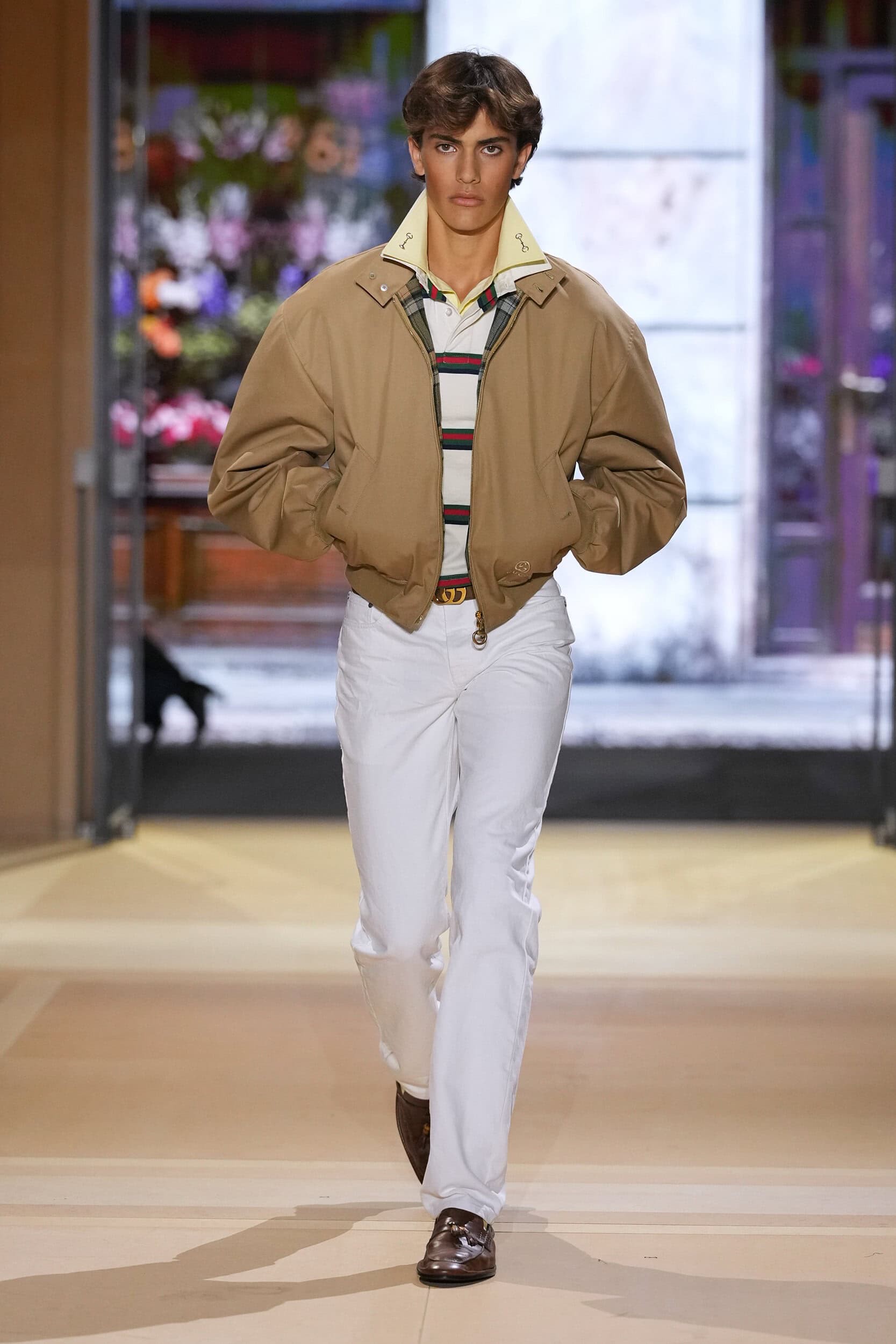Hinh anh Bên trong cửa hiệu giả lập Gucci trên sàn diễn Xuân Hè 2027 12