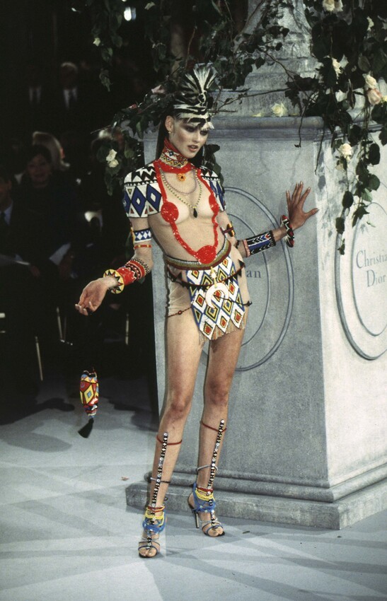 Hinh anh Trước khi cánh cửa Met khép lại, “đứa trẻ hư” John Galliano đã thắp sáng tàn tích Haute Couture 8