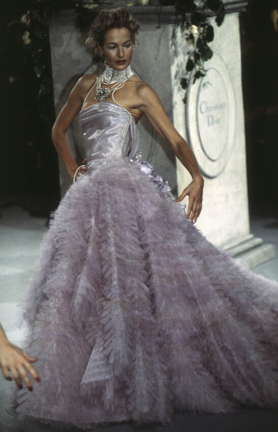 Hinh anh Trước khi cánh cửa Met khép lại, “đứa trẻ hư” John Galliano đã thắp sáng tàn tích Haute Couture 9