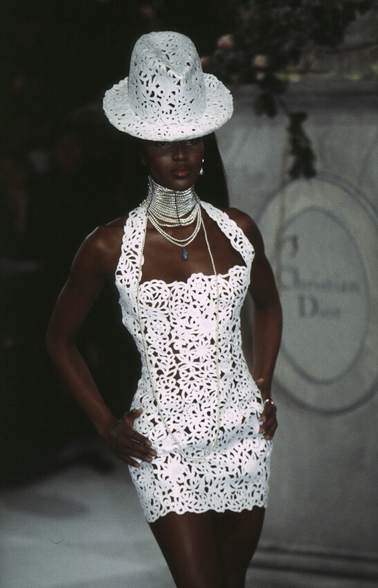 Hinh anh Trước khi cánh cửa Met khép lại, “đứa trẻ hư” John Galliano đã thắp sáng tàn tích Haute Couture 15