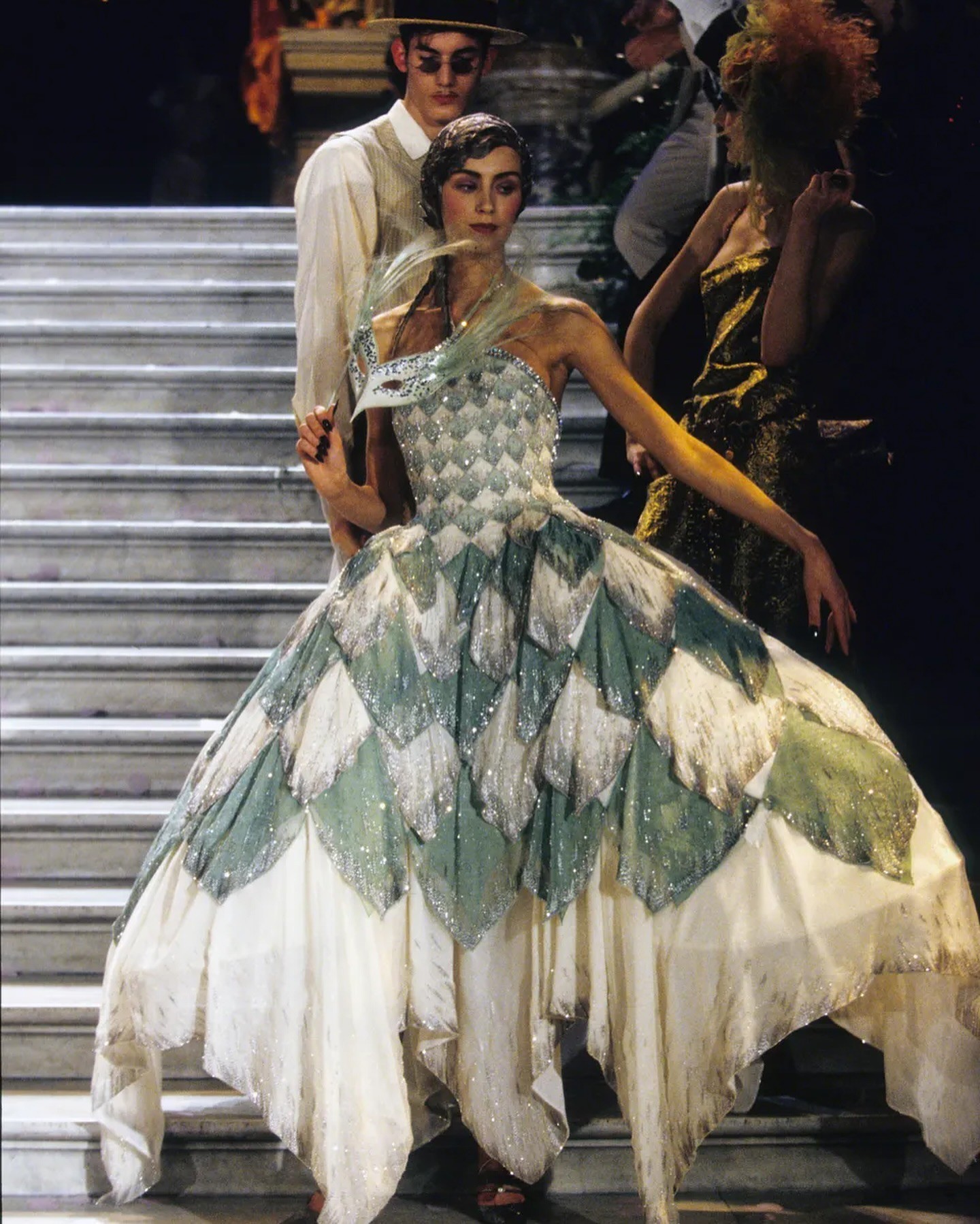 Hinh anh Trước khi cánh cửa Met khép lại, “đứa trẻ hư” John Galliano đã thắp sáng tàn tích Haute Couture 18