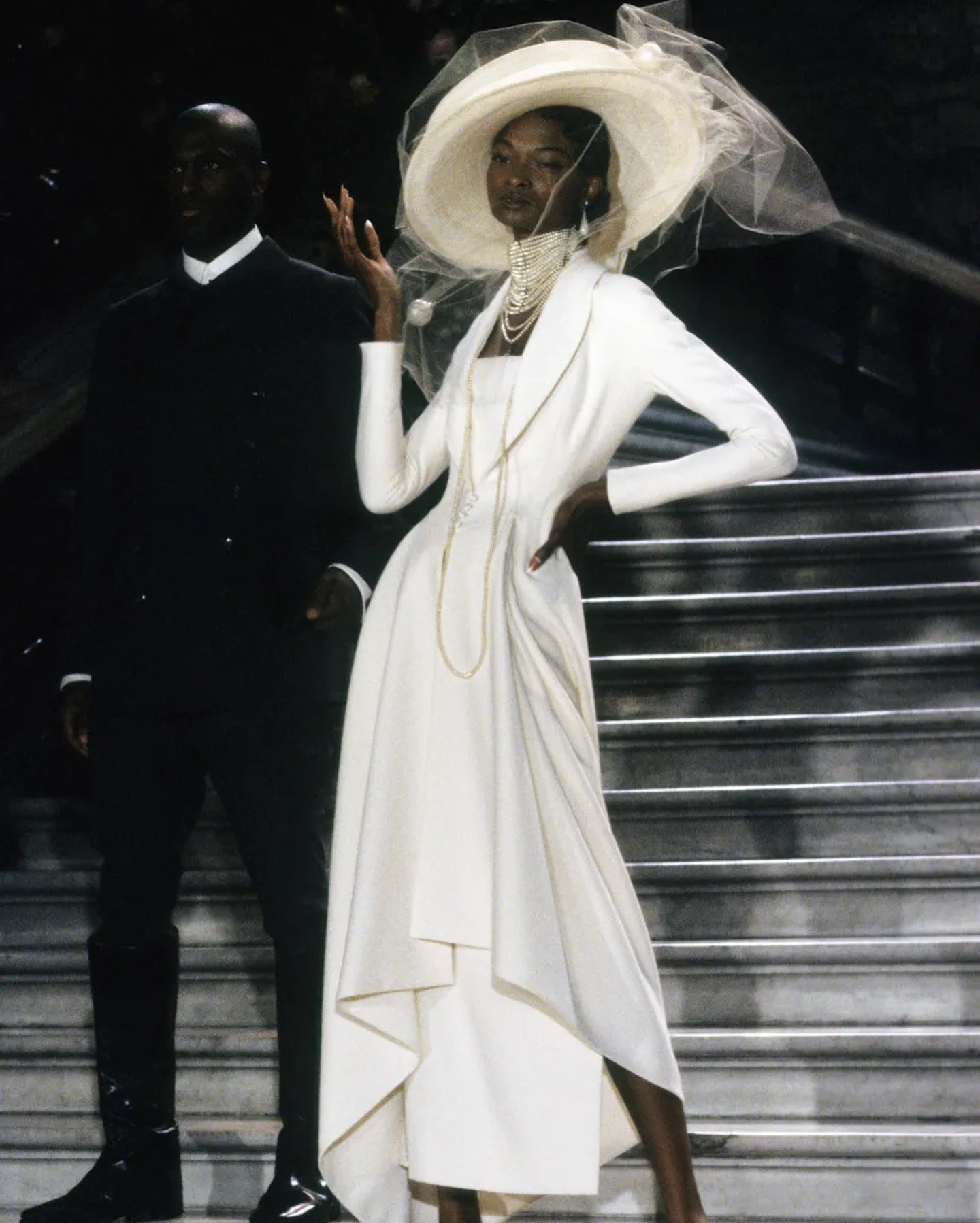 Hinh anh Trước khi cánh cửa Met khép lại, “đứa trẻ hư” John Galliano đã thắp sáng tàn tích Haute Couture 19