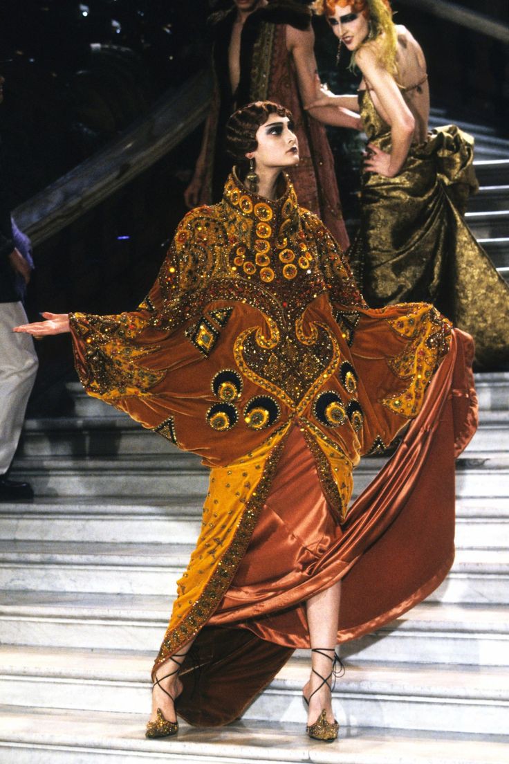 Hinh anh Trước khi cánh cửa Met khép lại, “đứa trẻ hư” John Galliano đã thắp sáng tàn tích Haute Couture 21
