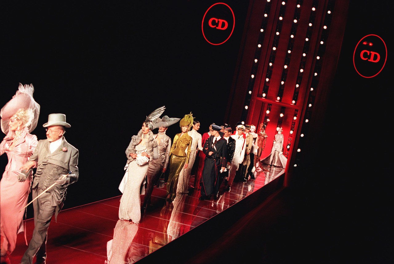 Hinh anh Trước khi cánh cửa Met khép lại, “đứa trẻ hư” John Galliano đã thắp sáng tàn tích Haute Couture 27