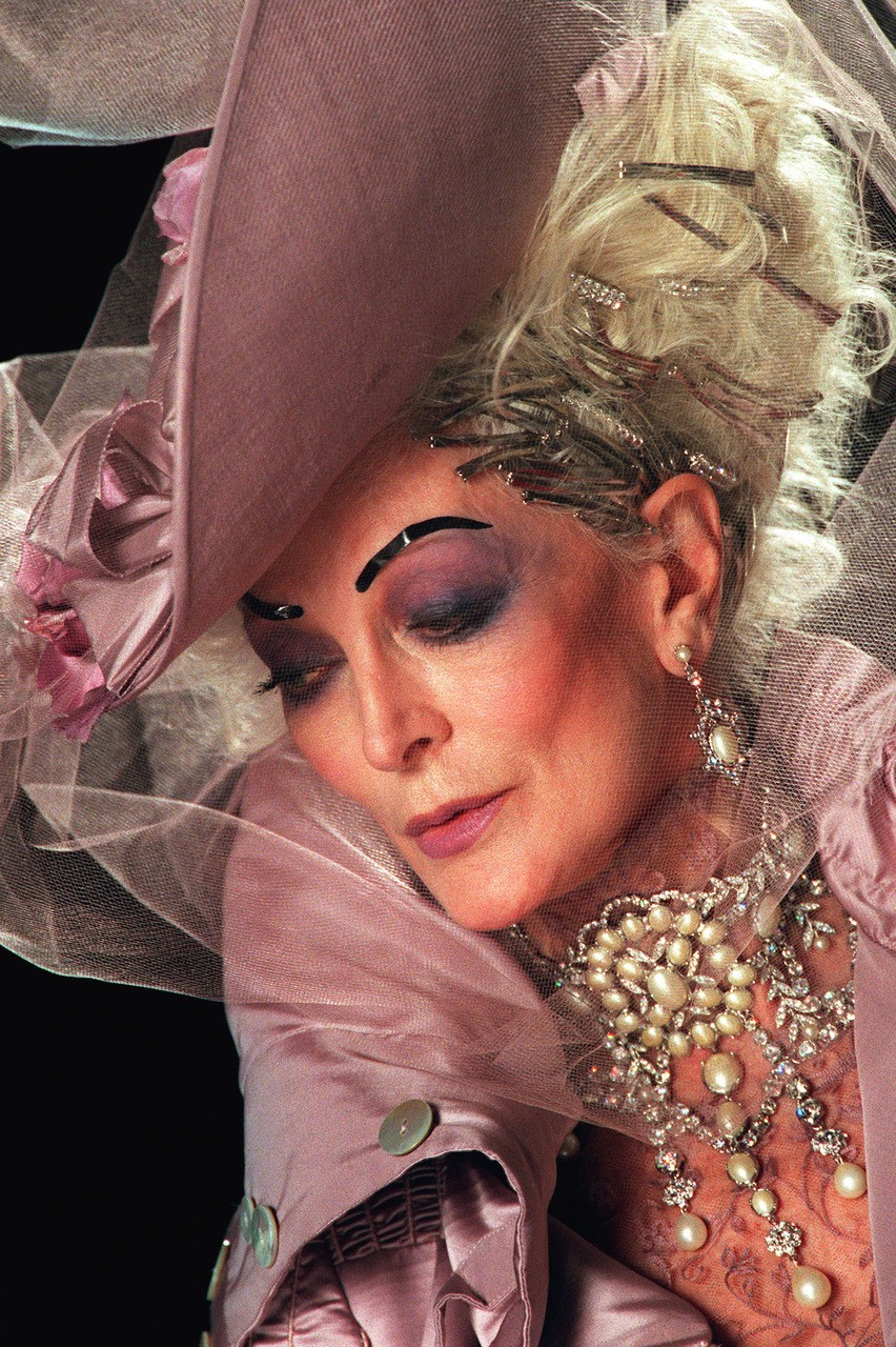Hinh anh Trước khi cánh cửa Met khép lại, “đứa trẻ hư” John Galliano đã thắp sáng tàn tích Haute Couture 36