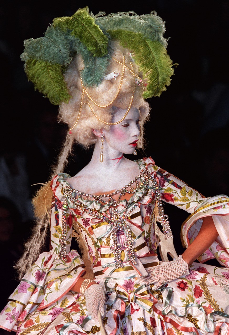 Hinh anh Trước khi cánh cửa Met khép lại, “đứa trẻ hư” John Galliano đã thắp sáng tàn tích Haute Couture 33