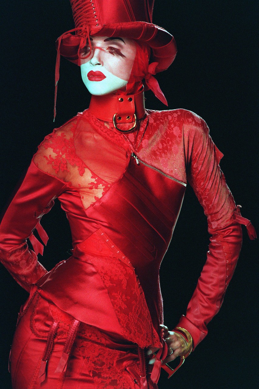 Hinh anh Trước khi cánh cửa Met khép lại, “đứa trẻ hư” John Galliano đã thắp sáng tàn tích Haute Couture 35