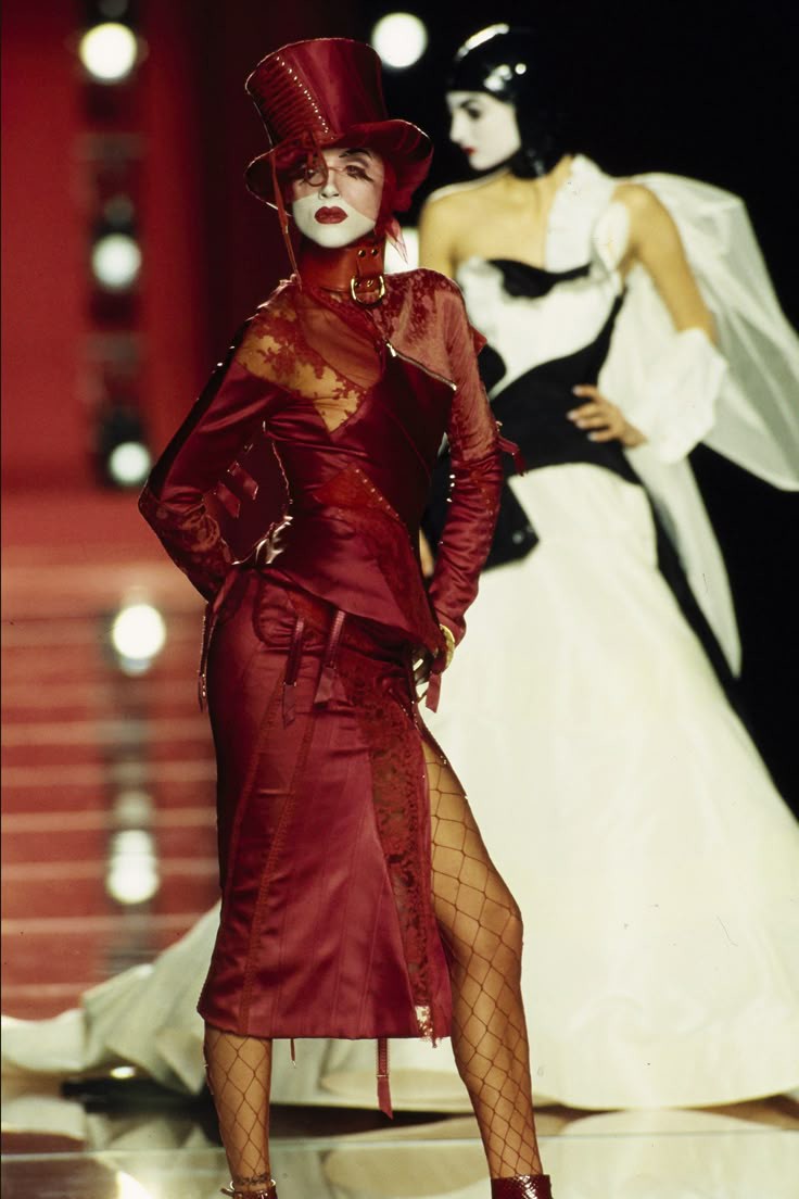 Hinh anh Trước khi cánh cửa Met khép lại, “đứa trẻ hư” John Galliano đã thắp sáng tàn tích Haute Couture 32