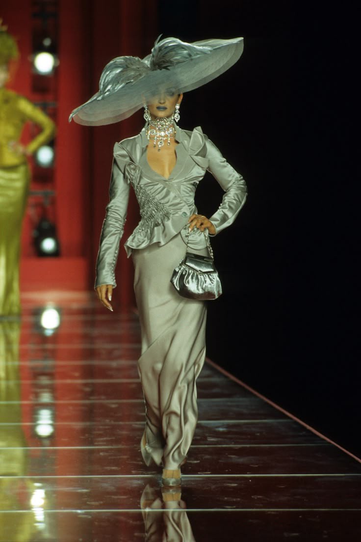 Hinh anh Trước khi cánh cửa Met khép lại, “đứa trẻ hư” John Galliano đã thắp sáng tàn tích Haute Couture 31