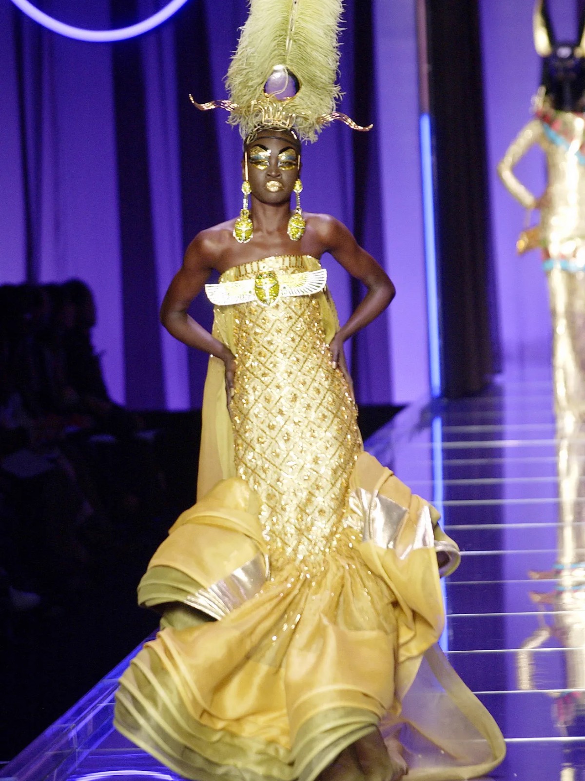 Hinh anh Trước khi cánh cửa Met khép lại, “đứa trẻ hư” John Galliano đã thắp sáng tàn tích Haute Couture 39