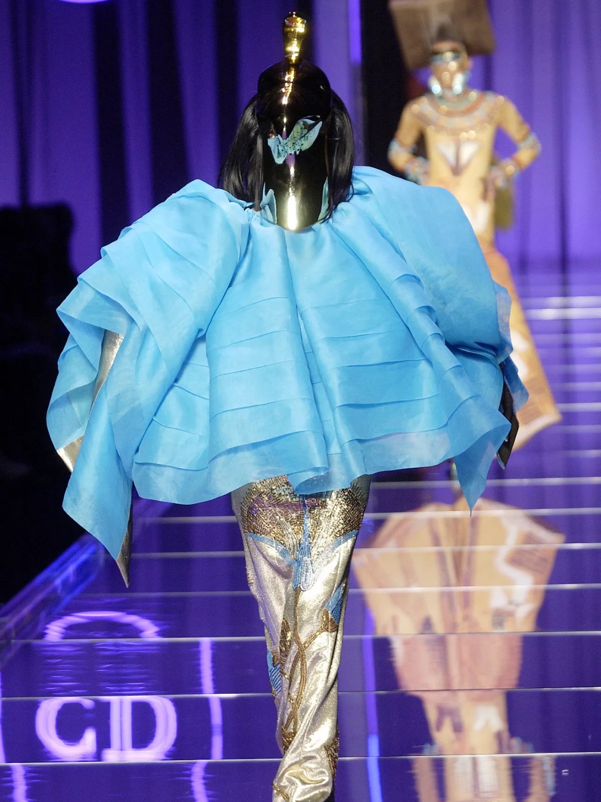 Hinh anh Trước khi cánh cửa Met khép lại, “đứa trẻ hư” John Galliano đã thắp sáng tàn tích Haute Couture 43