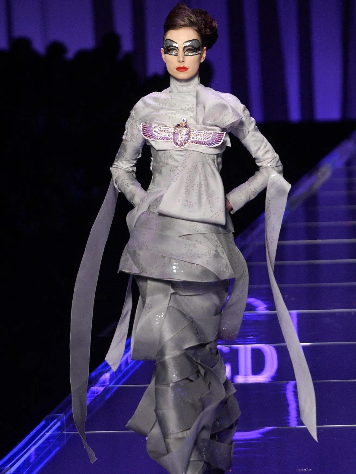 Hinh anh Trước khi cánh cửa Met khép lại, “đứa trẻ hư” John Galliano đã thắp sáng tàn tích Haute Couture 44