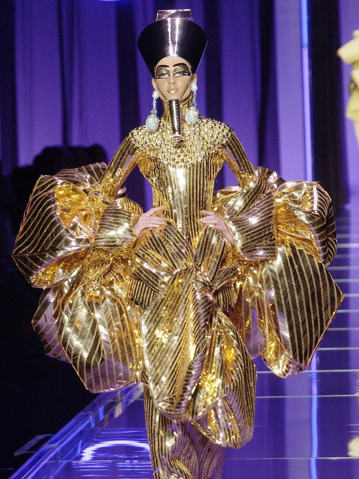 Hinh anh Trước khi cánh cửa Met khép lại, “đứa trẻ hư” John Galliano đã thắp sáng tàn tích Haute Couture 42