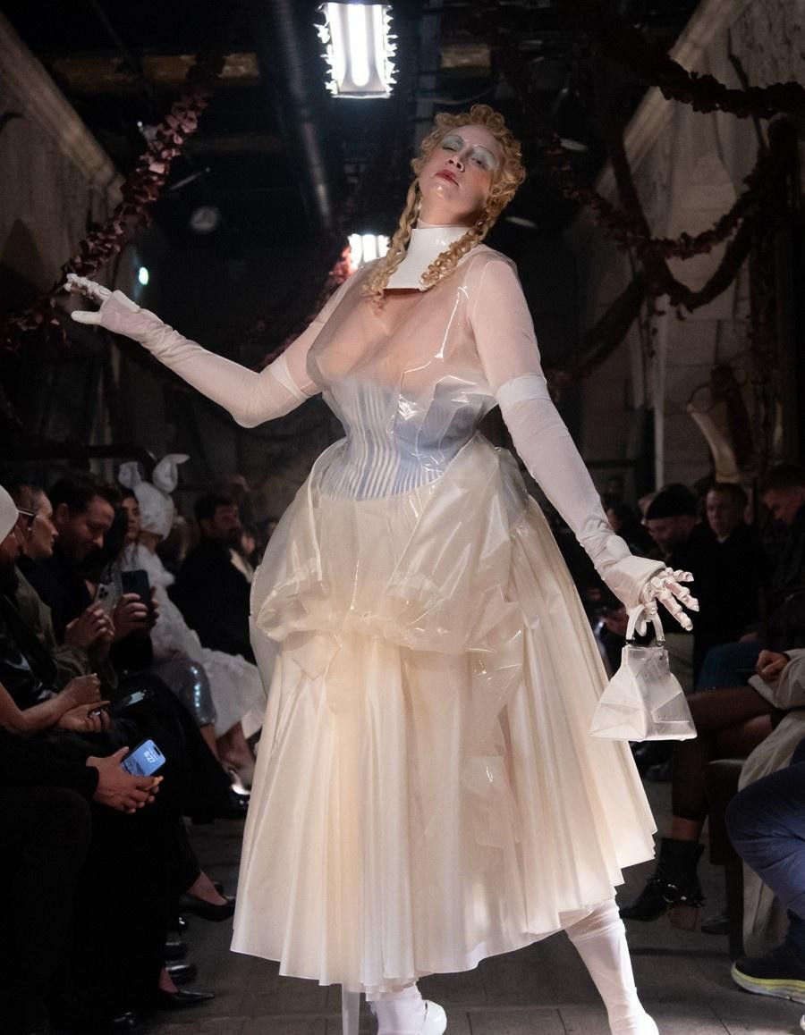 Hinh anh Trước khi cánh cửa Met khép lại, “đứa trẻ hư” John Galliano đã thắp sáng tàn tích Haute Couture 61