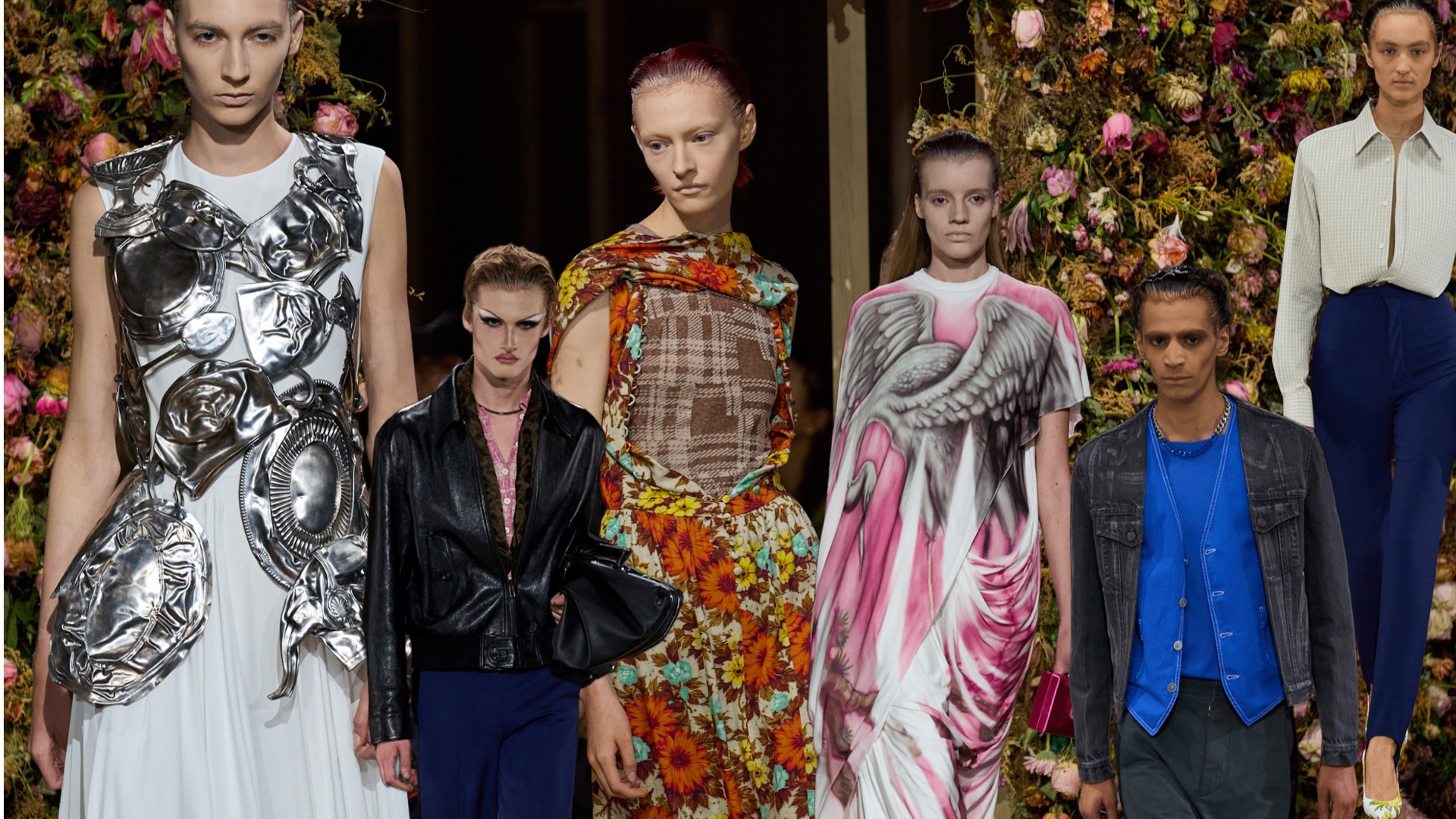 Maison Margiela Xuân 2027: Sự đối lập cứng cáp giữa rừng hoa mềm mại