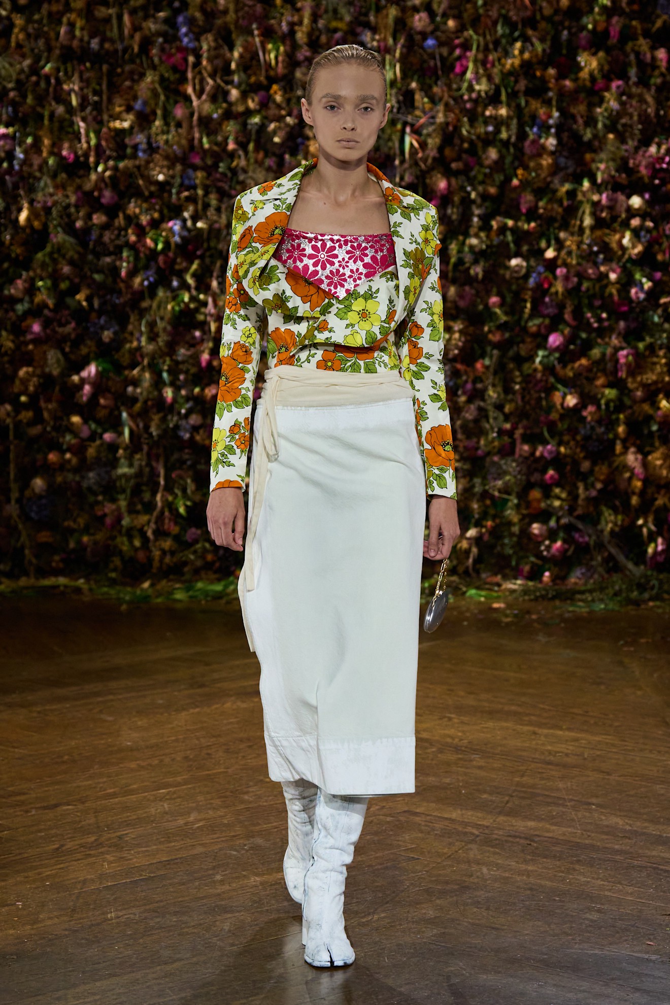 Hinh anh Maison Margiela Xuân 2027: Sự đối lập cứng cáp giữa rừng hoa mềm mại 13