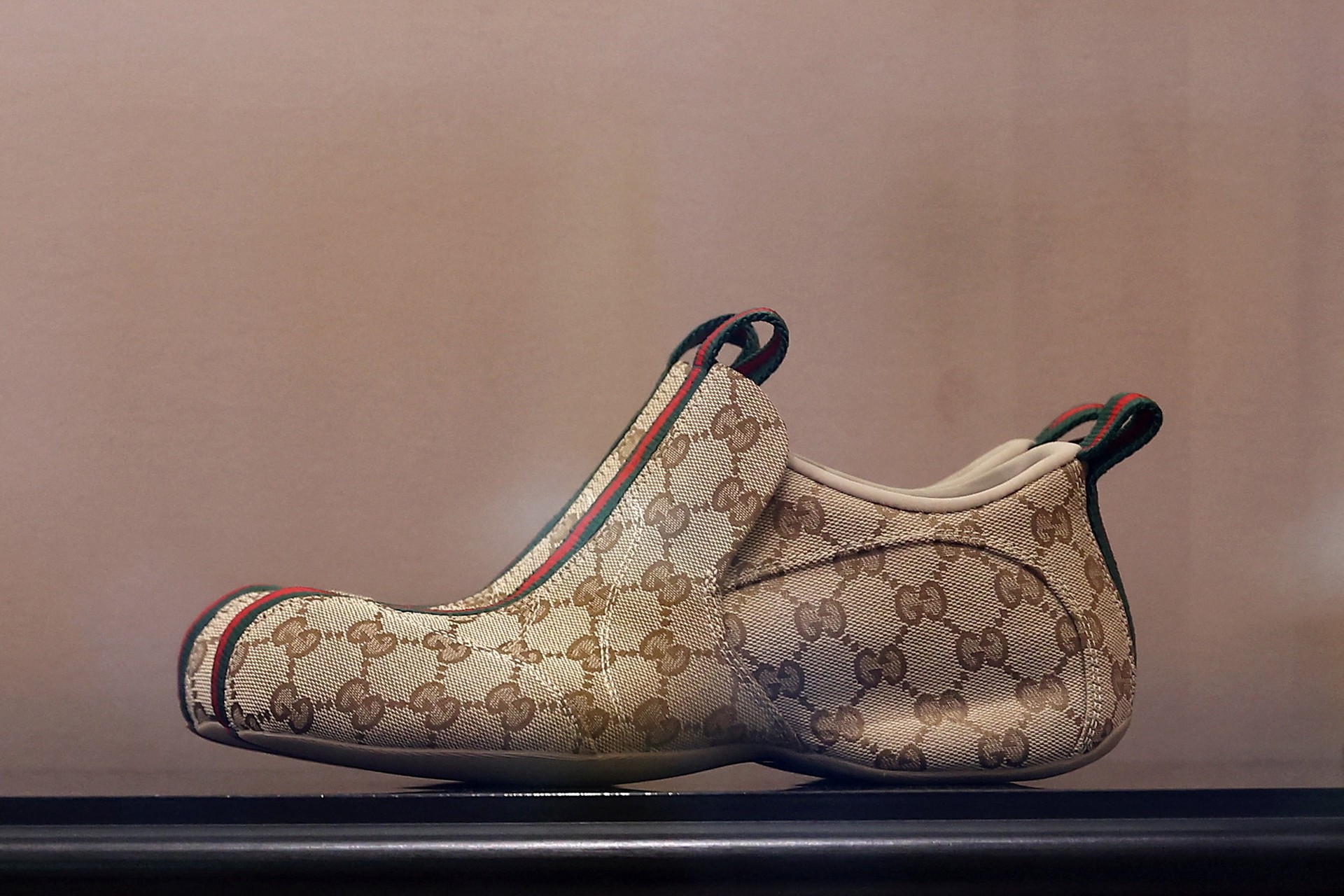 Hinh anh Gucci và phép thử “Made in China” 8