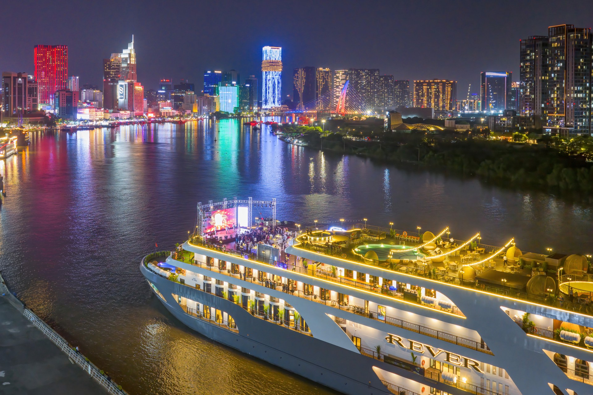 Hinh anh Tổ chức Year-End Party trên du thuyền, tại sao không? 1