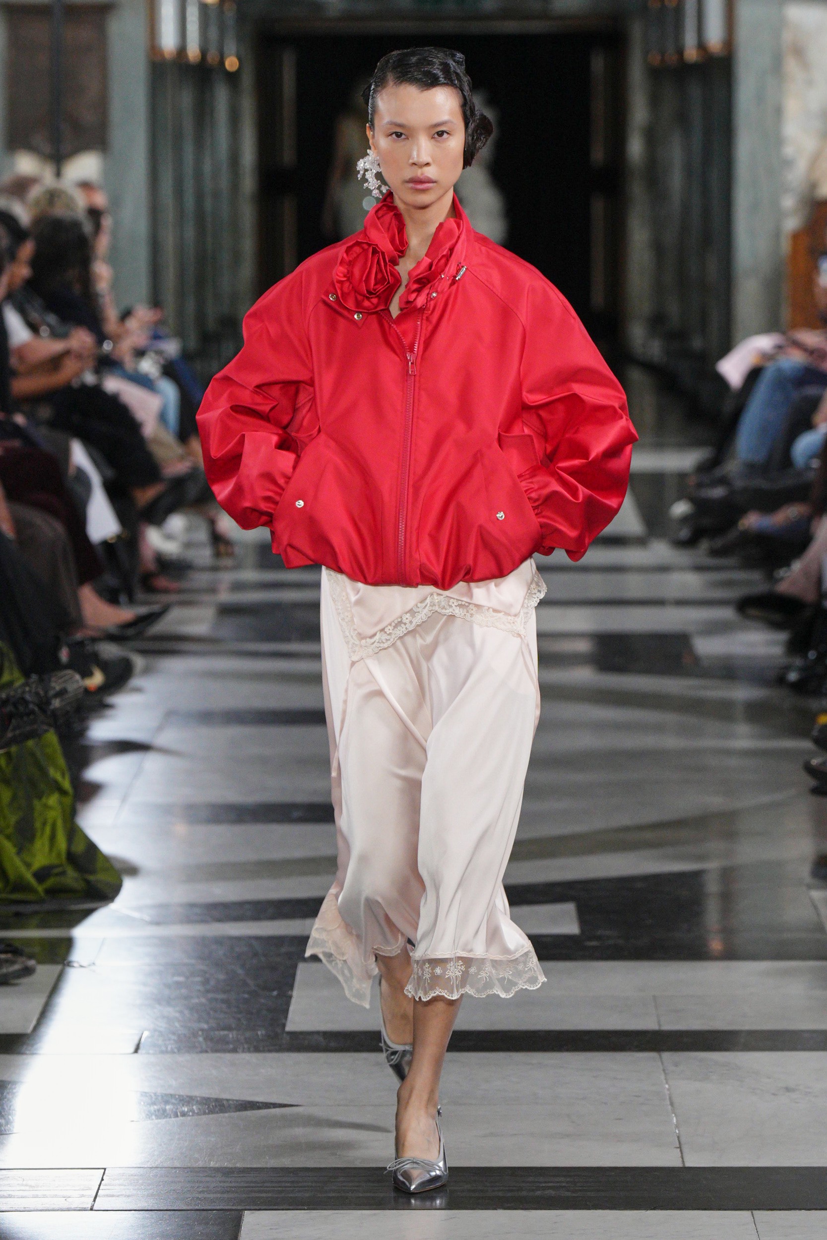 Hinh anh Một Simone Rocha đời thường mang linh hồn Caravaggio trên sàn diễn Xuân Hè 2027 10