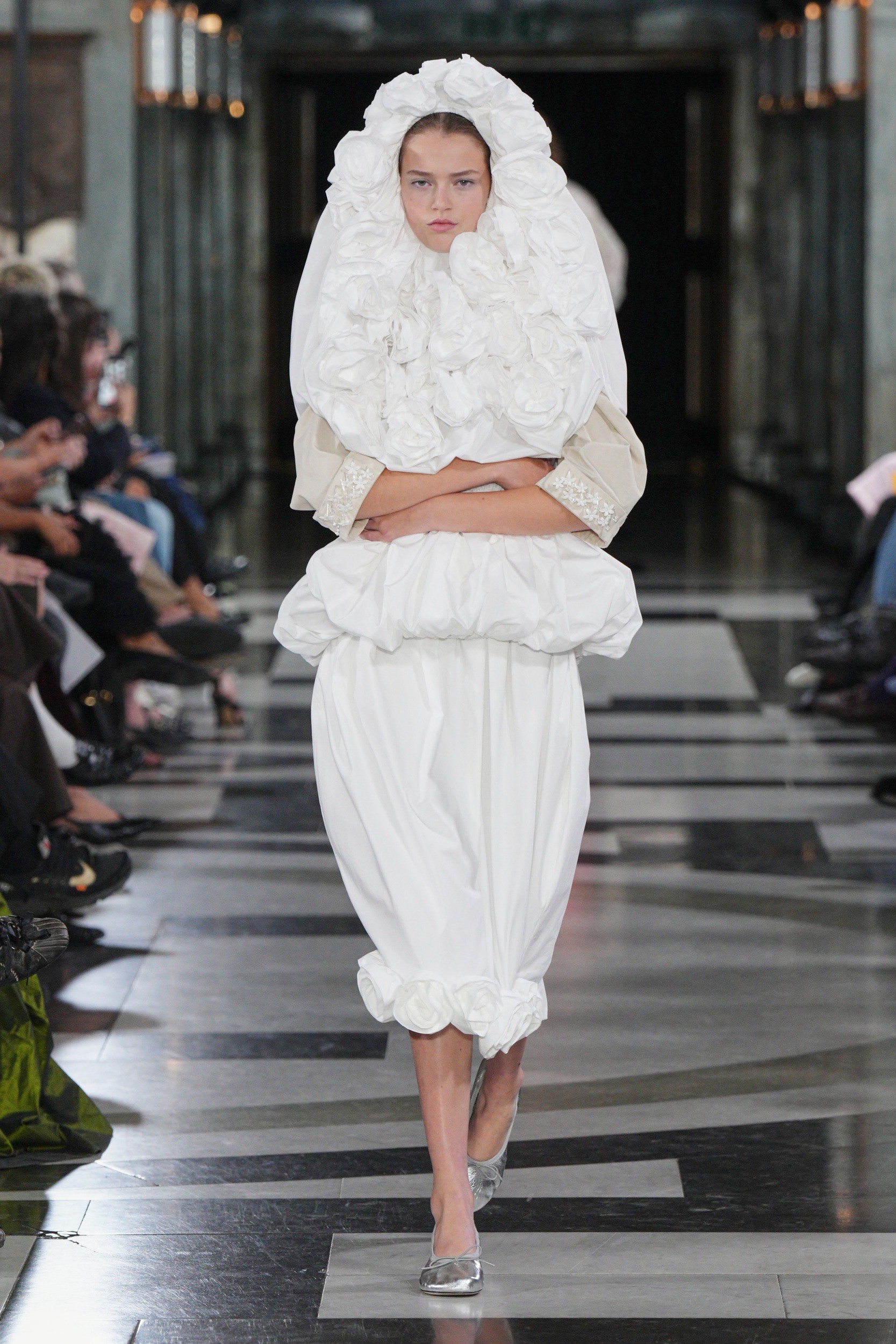 Hinh anh Một Simone Rocha đời thường mang linh hồn Caravaggio trên sàn diễn Xuân Hè 2027 3