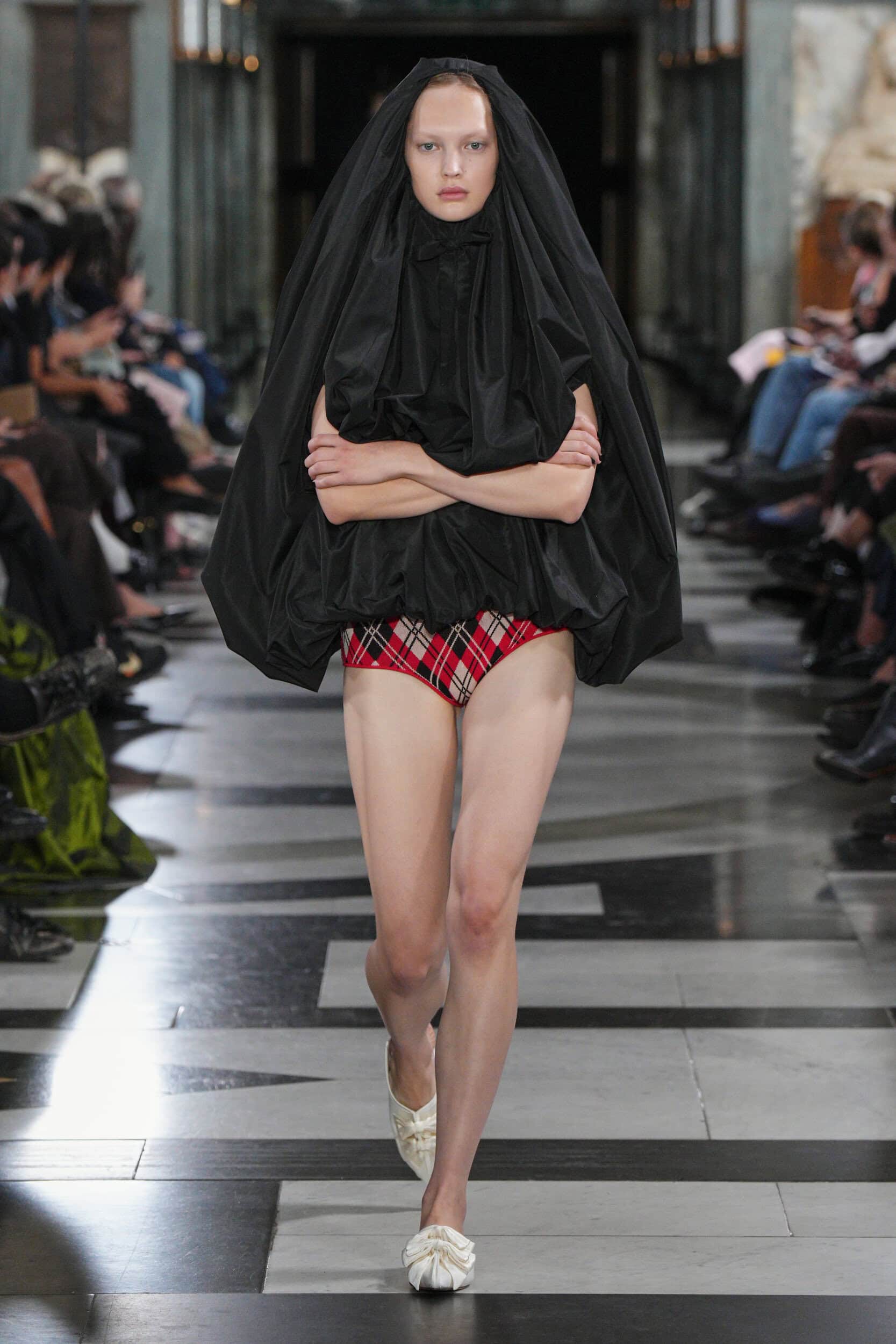 Hinh anh Một Simone Rocha đời thường mang linh hồn Caravaggio trên sàn diễn Xuân Hè 2027 5