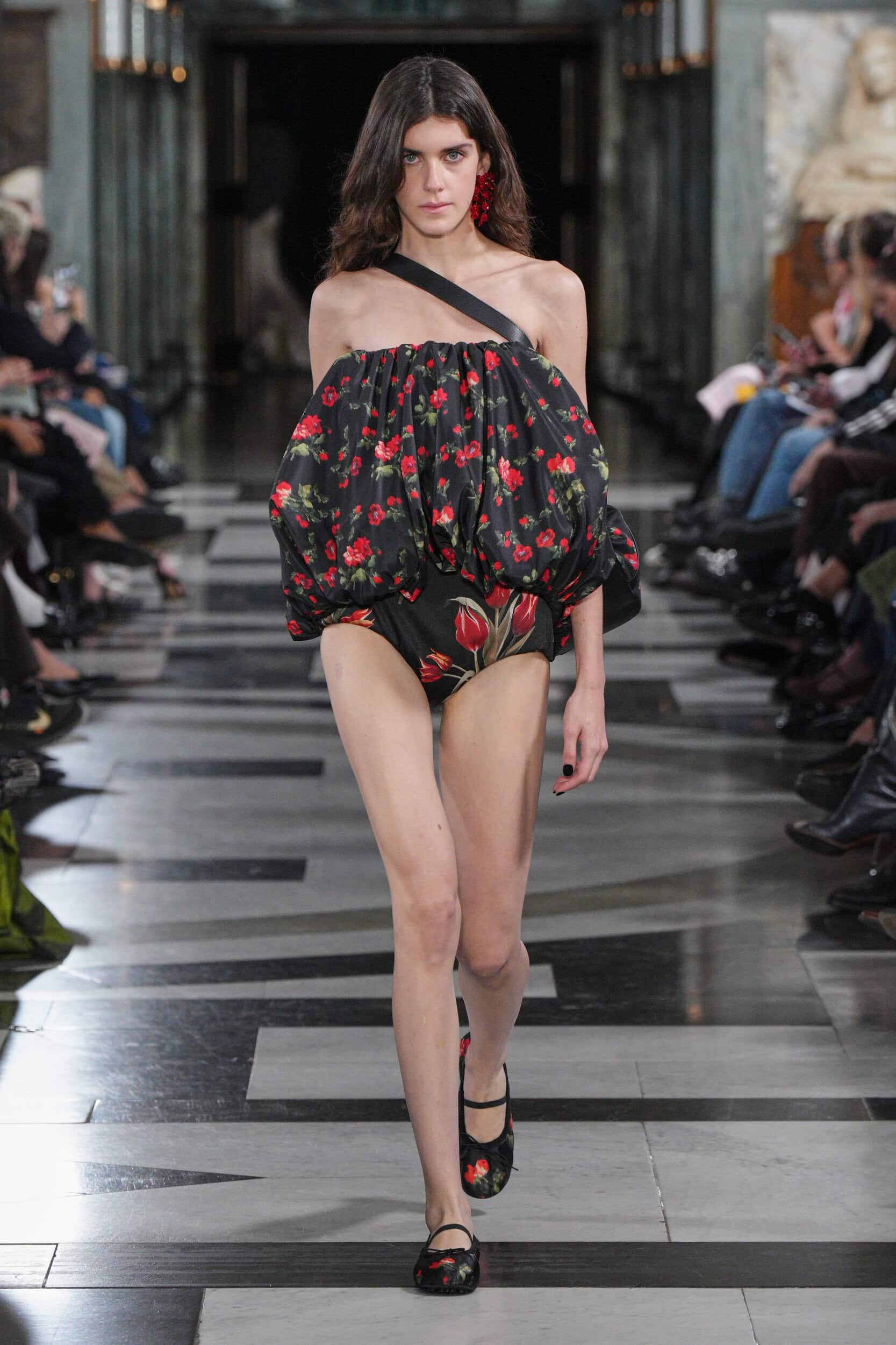 Hinh anh Một Simone Rocha đời thường mang linh hồn Caravaggio trên sàn diễn Xuân Hè 2027 14