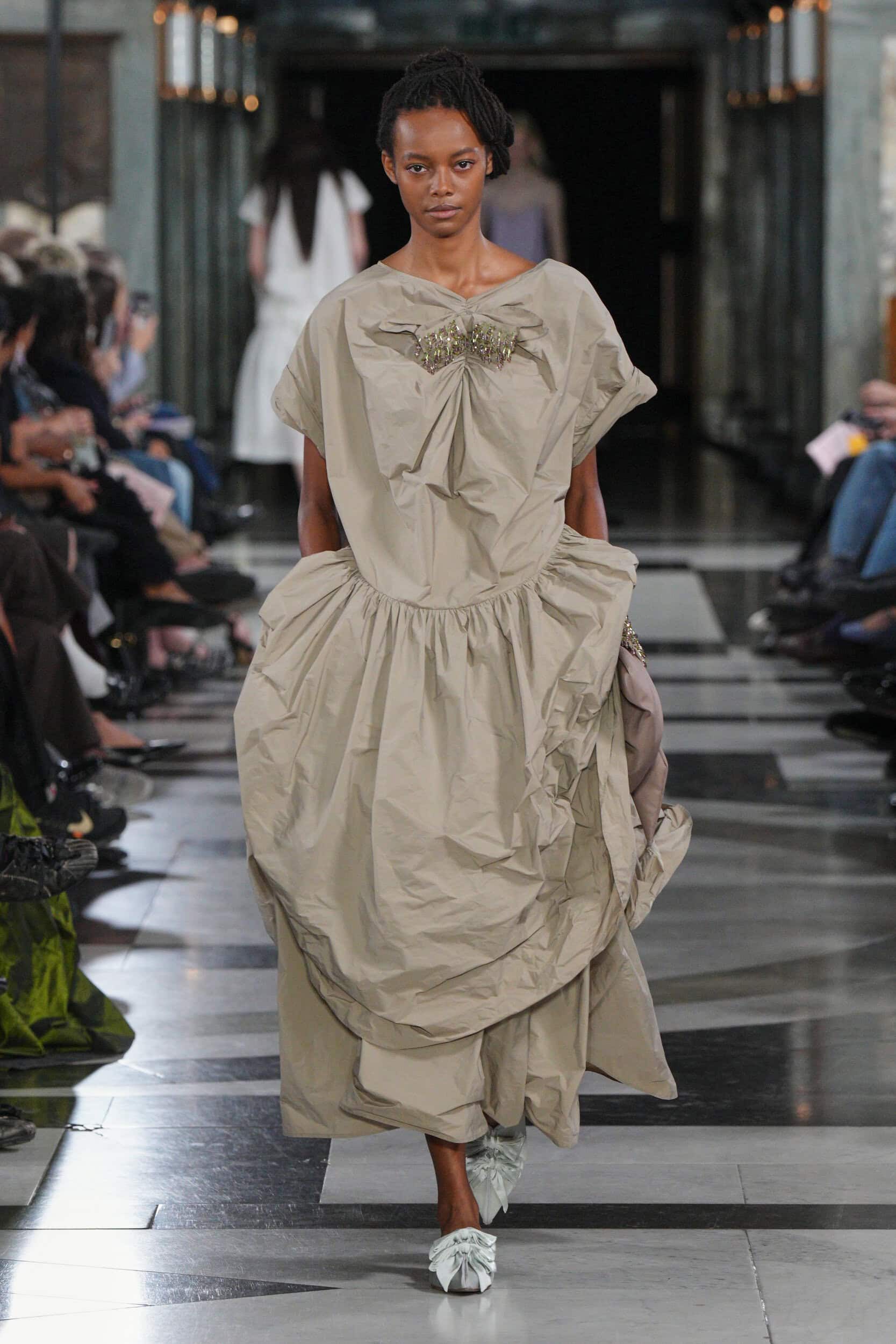 Hinh anh Một Simone Rocha đời thường mang linh hồn Caravaggio trên sàn diễn Xuân Hè 2027 9
