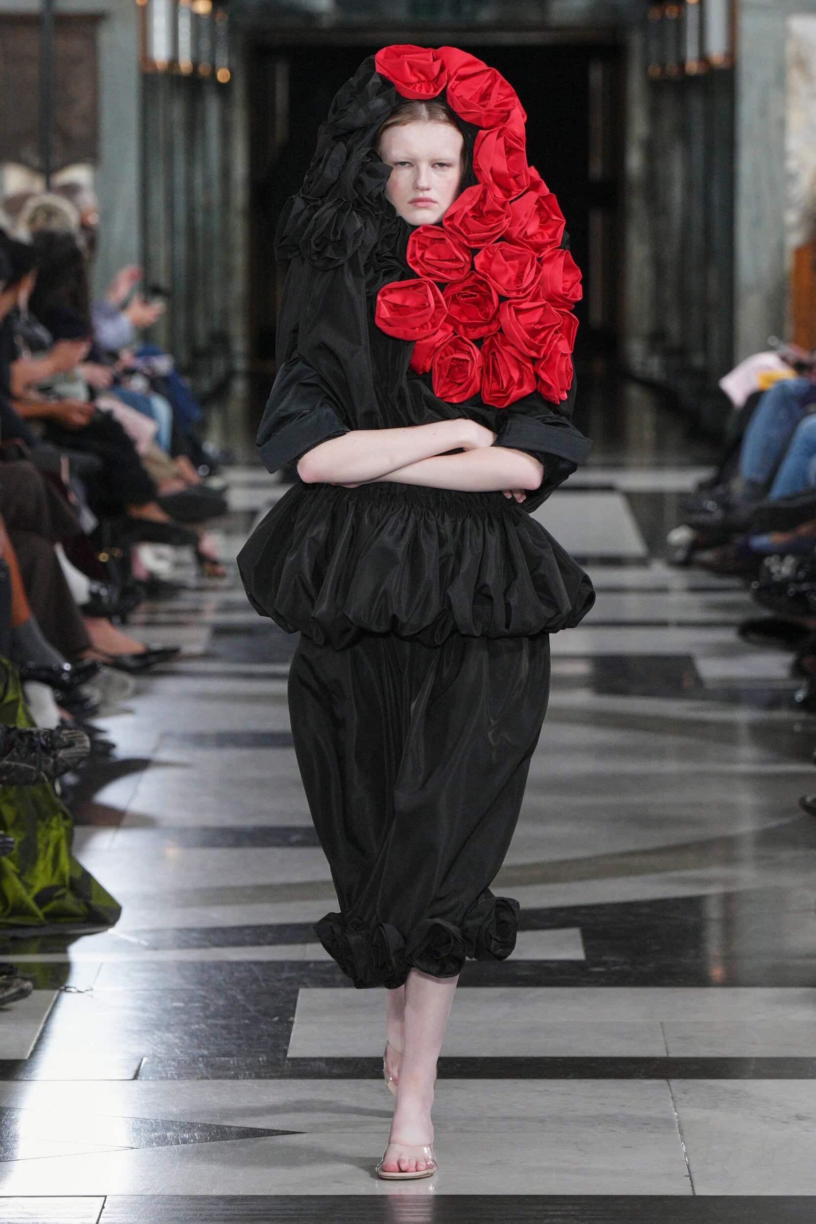 Hinh anh Một Simone Rocha đời thường mang linh hồn Caravaggio trên sàn diễn Xuân Hè 2027 4