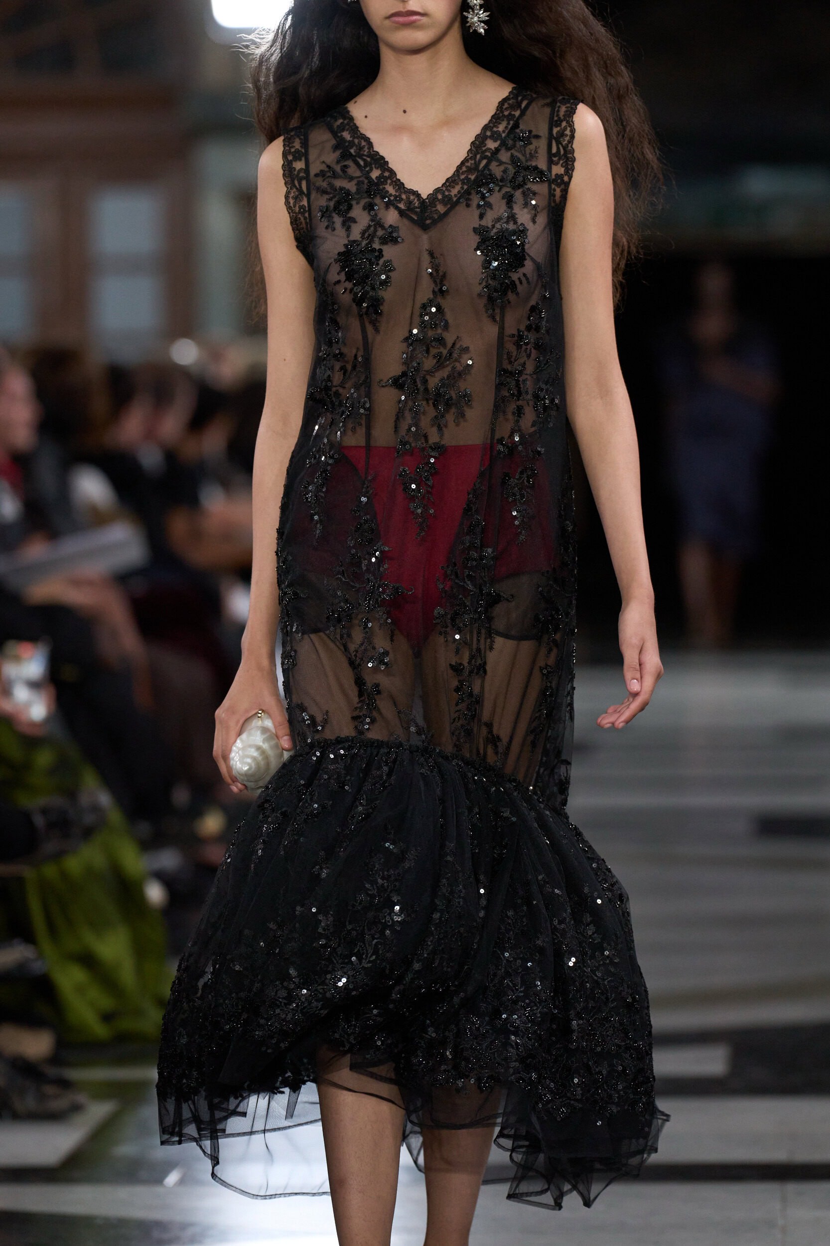 Hinh anh Một Simone Rocha đời thường mang linh hồn Caravaggio trên sàn diễn Xuân Hè 2027 16