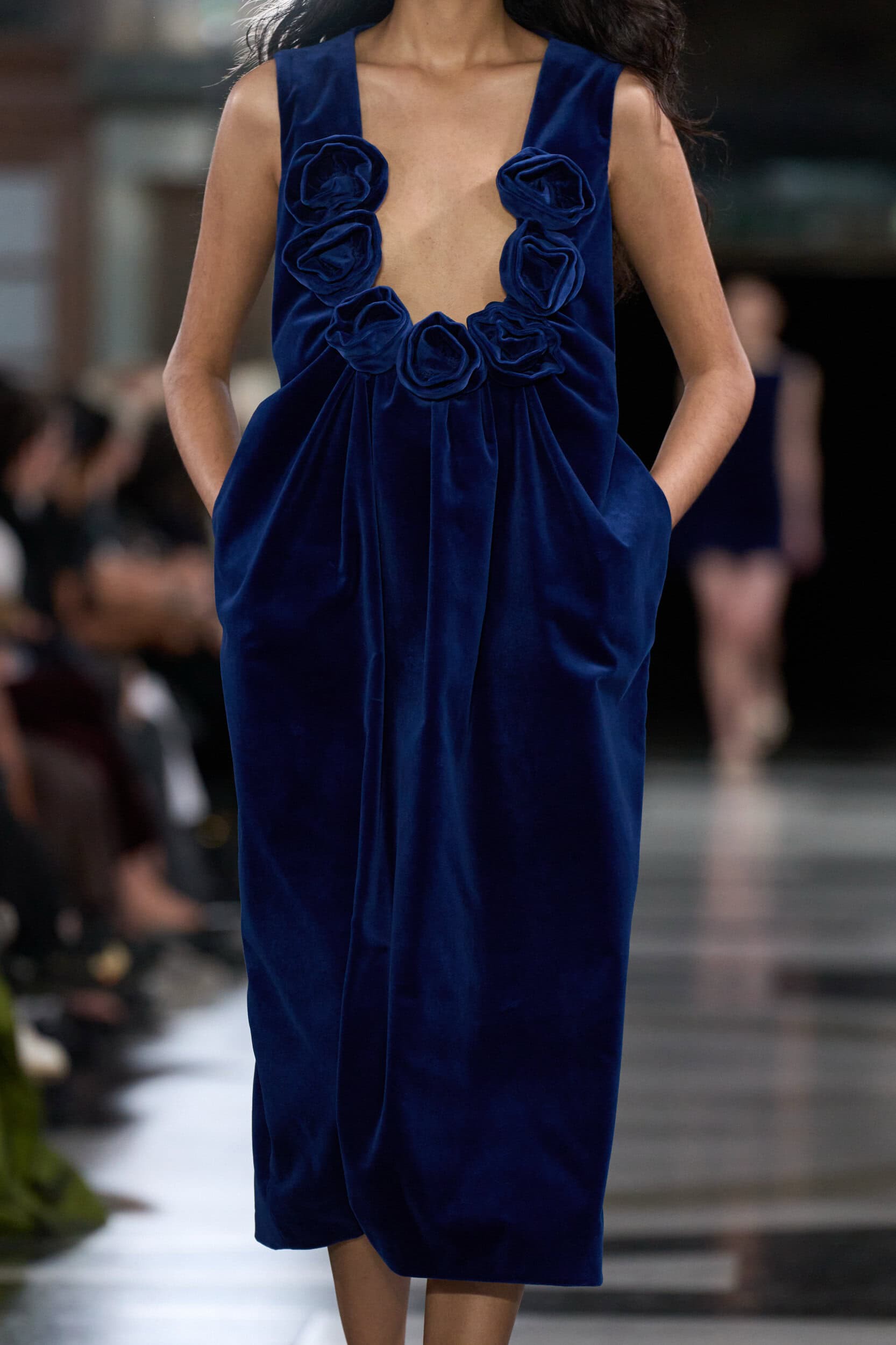 Hinh anh Một Simone Rocha đời thường mang linh hồn Caravaggio trên sàn diễn Xuân Hè 2027 22