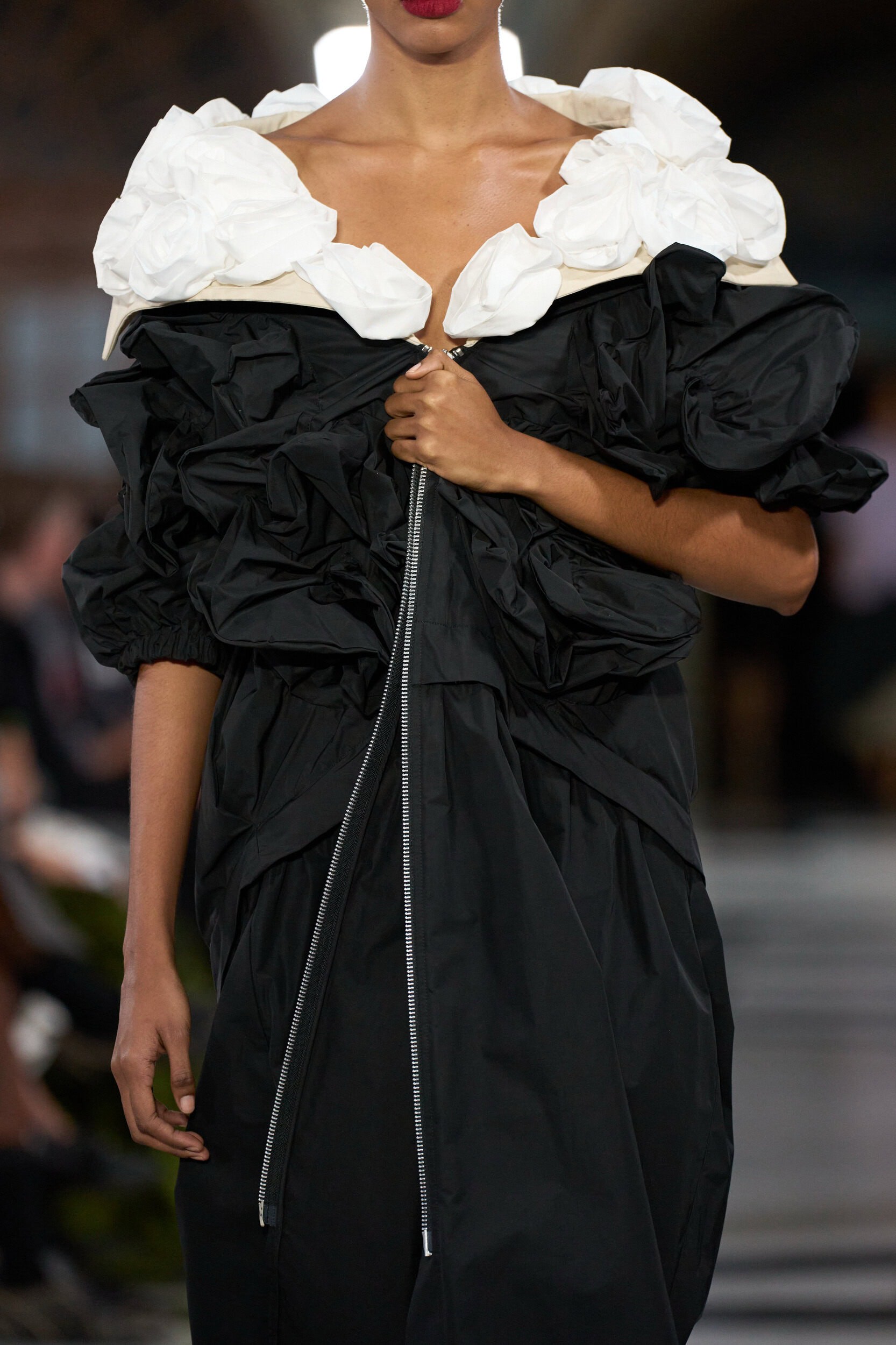 Hinh anh Một Simone Rocha đời thường mang linh hồn Caravaggio trên sàn diễn Xuân Hè 2027 24