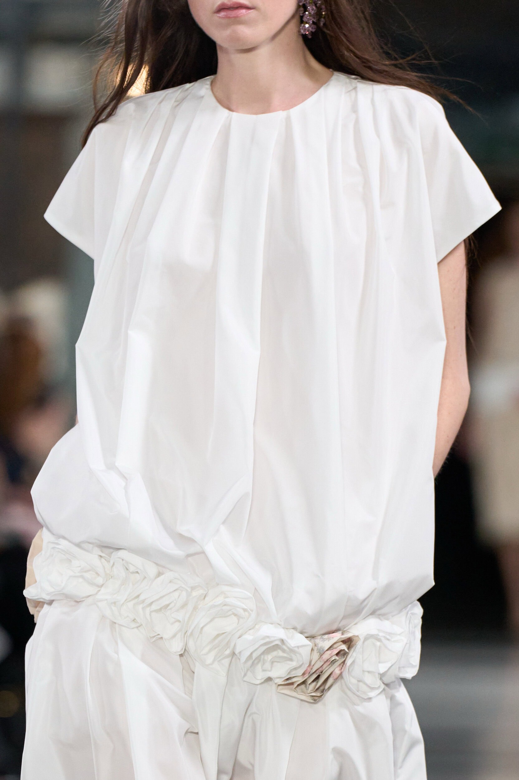 Hinh anh Một Simone Rocha đời thường mang linh hồn Caravaggio trên sàn diễn Xuân Hè 2027 23