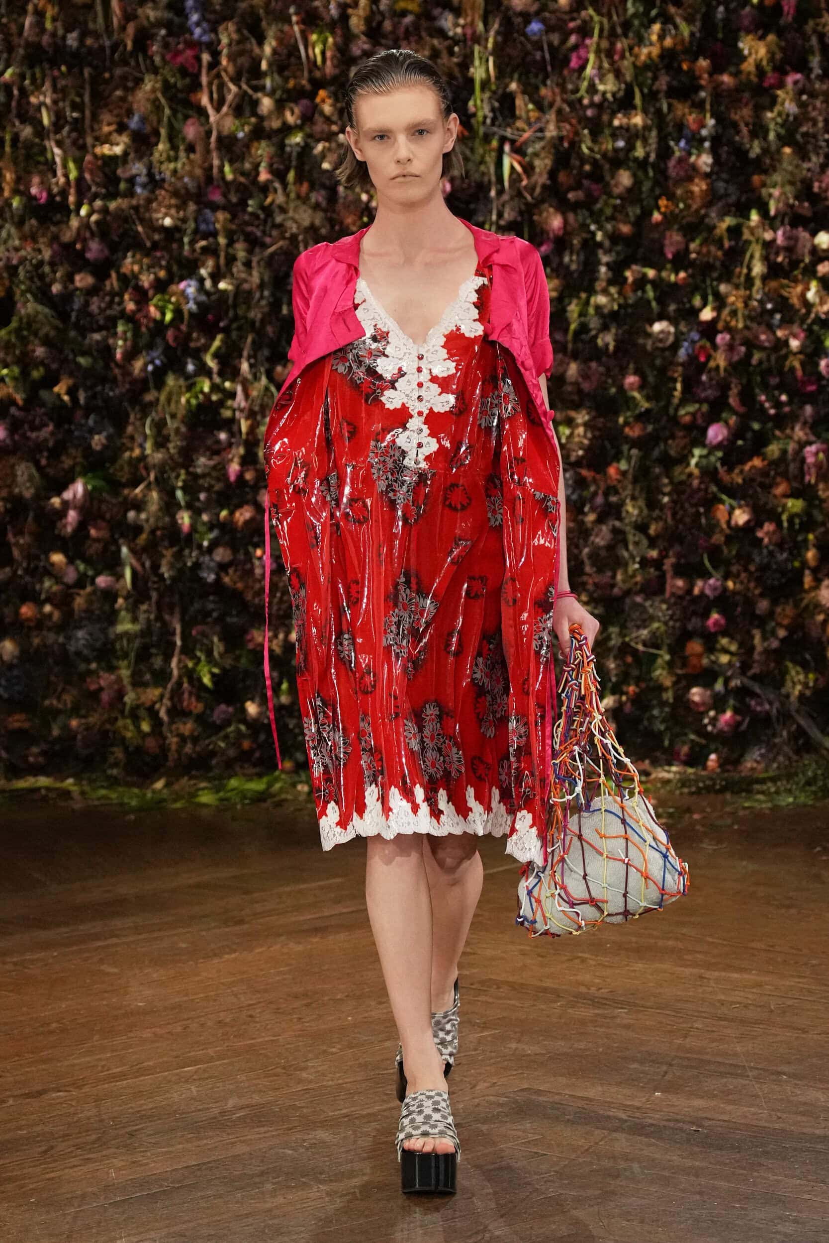 Hinh anh Maison Margiela Xuân 2027: Sự đối lập cứng cáp giữa rừng hoa mềm mại 5