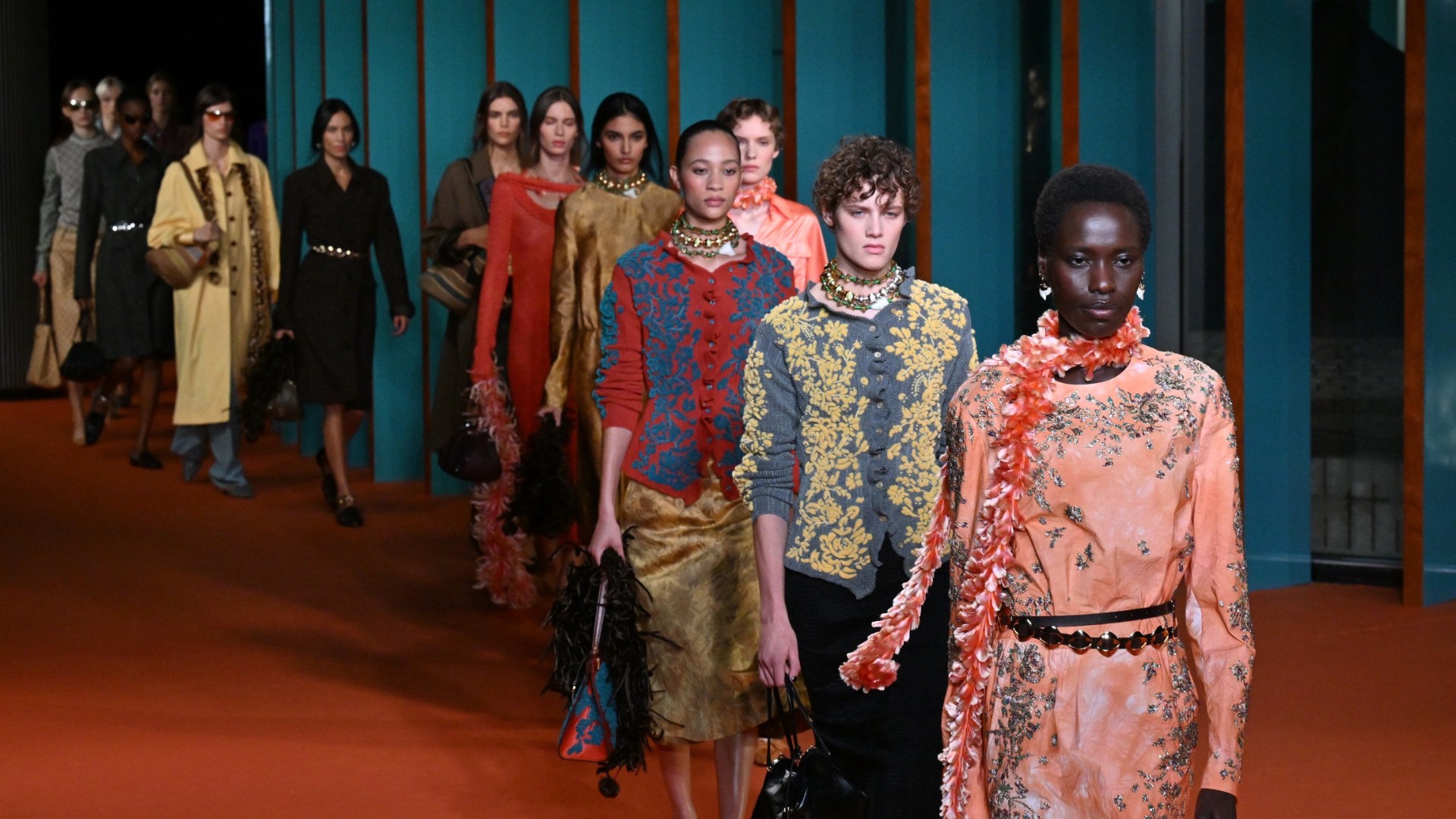 Hinh anh Tory Burch Xuân Hè 2027: lạc bước giữa vườn thơ 1