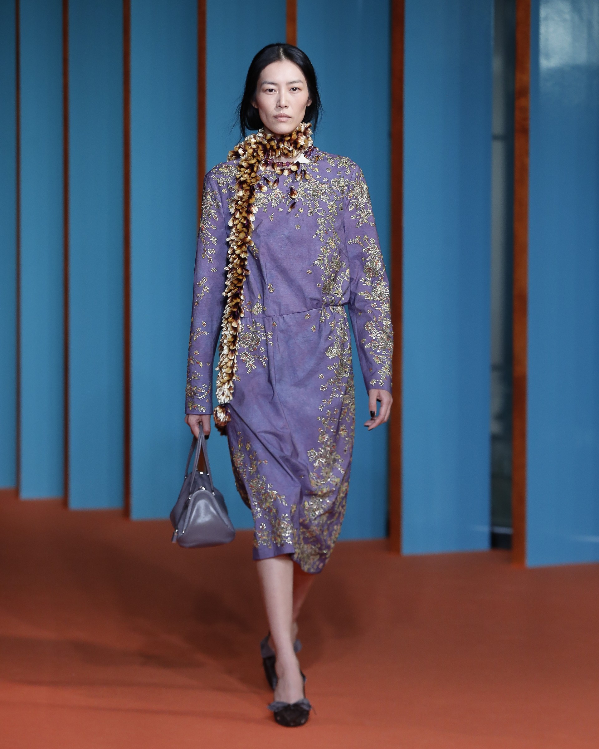 Hinh anh Tory Burch Xuân Hè 2027: lạc bước giữa vườn thơ 2